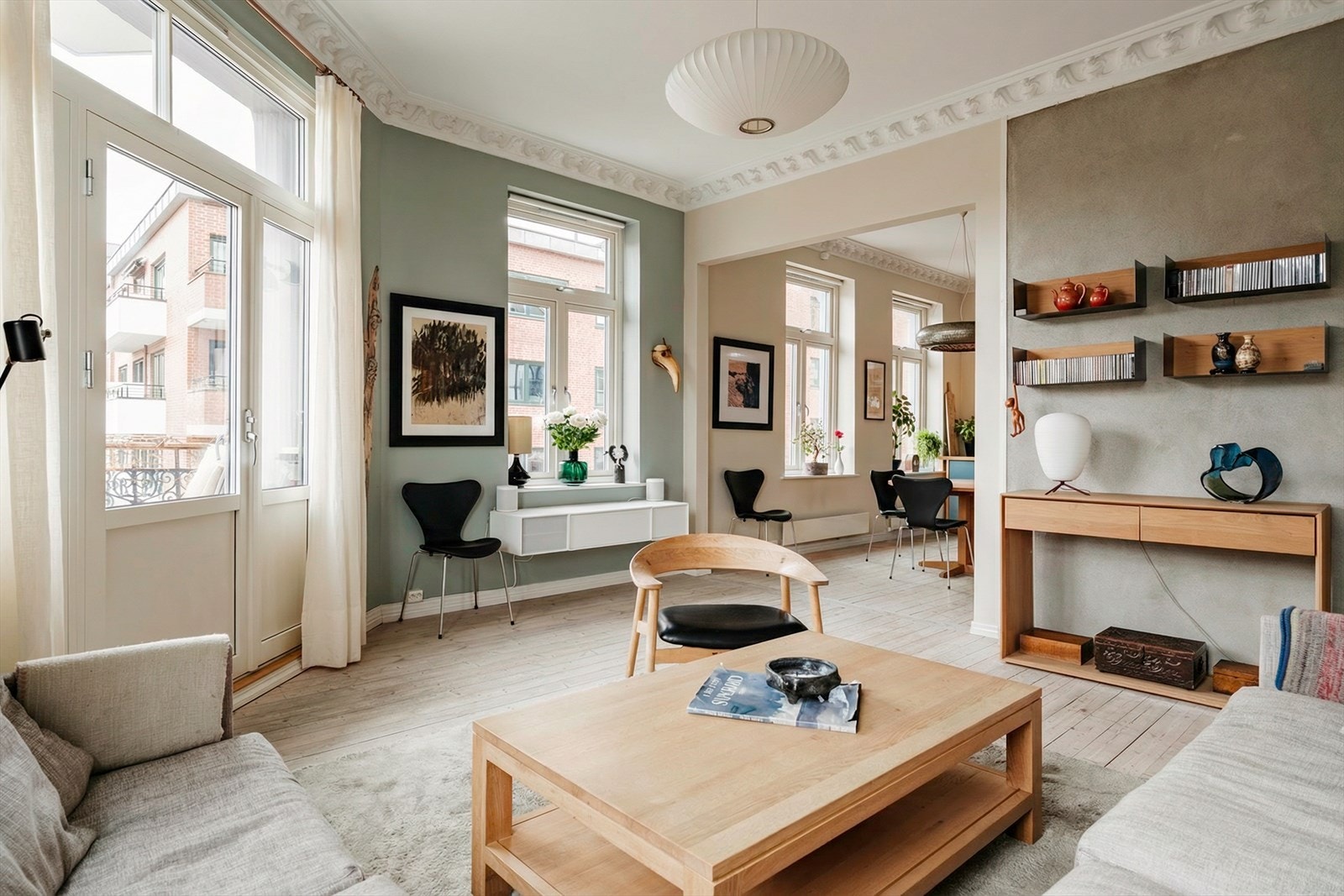 Leiligheten er malt i behagelige fargetoner og har store vindusflater som slipper inn rikelig med dagslys. Galleribilde