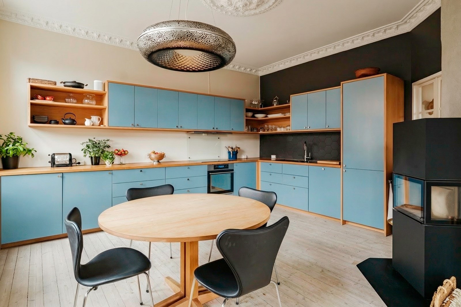 Kjøkkenet er utstyrt med integrert komfyr fra Miele, induksjon platetopp fra Miele, oppvaskmaskin fra Miele, kjøl/frys samt kjøleskap og fryser under benk. Galleribilde