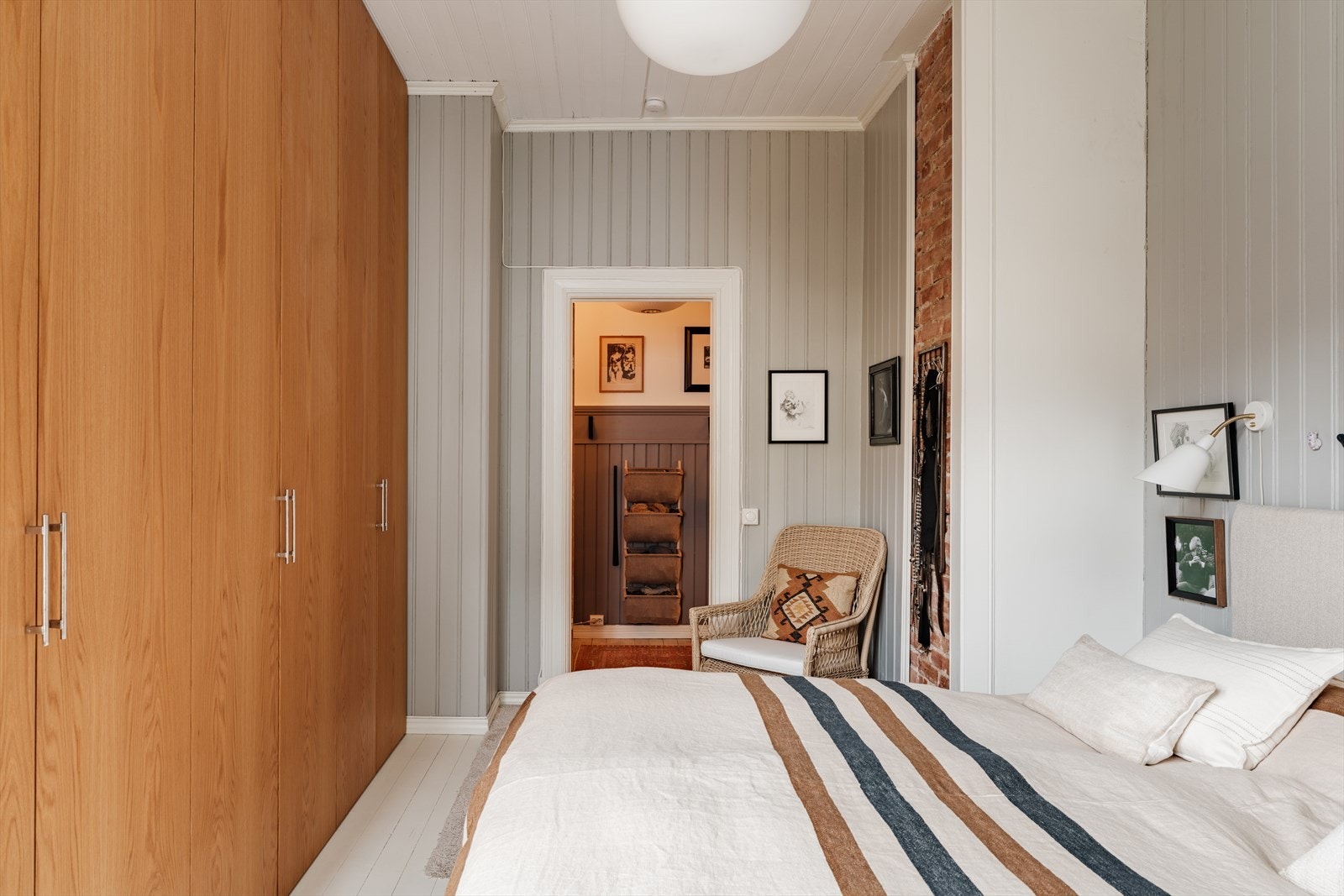 Det er god plass til dobbeltseng og tilhørende møblement. Galleribilde