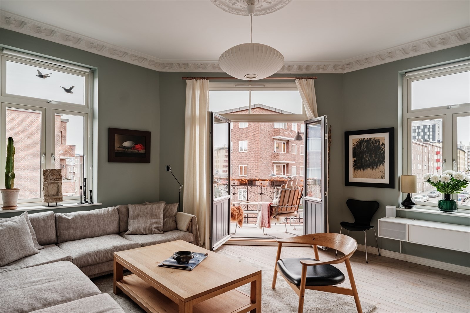 En innholdsrik og unik hjørneleilighet med sentral og tilbaketrukket beliggenhet. Galleribilde