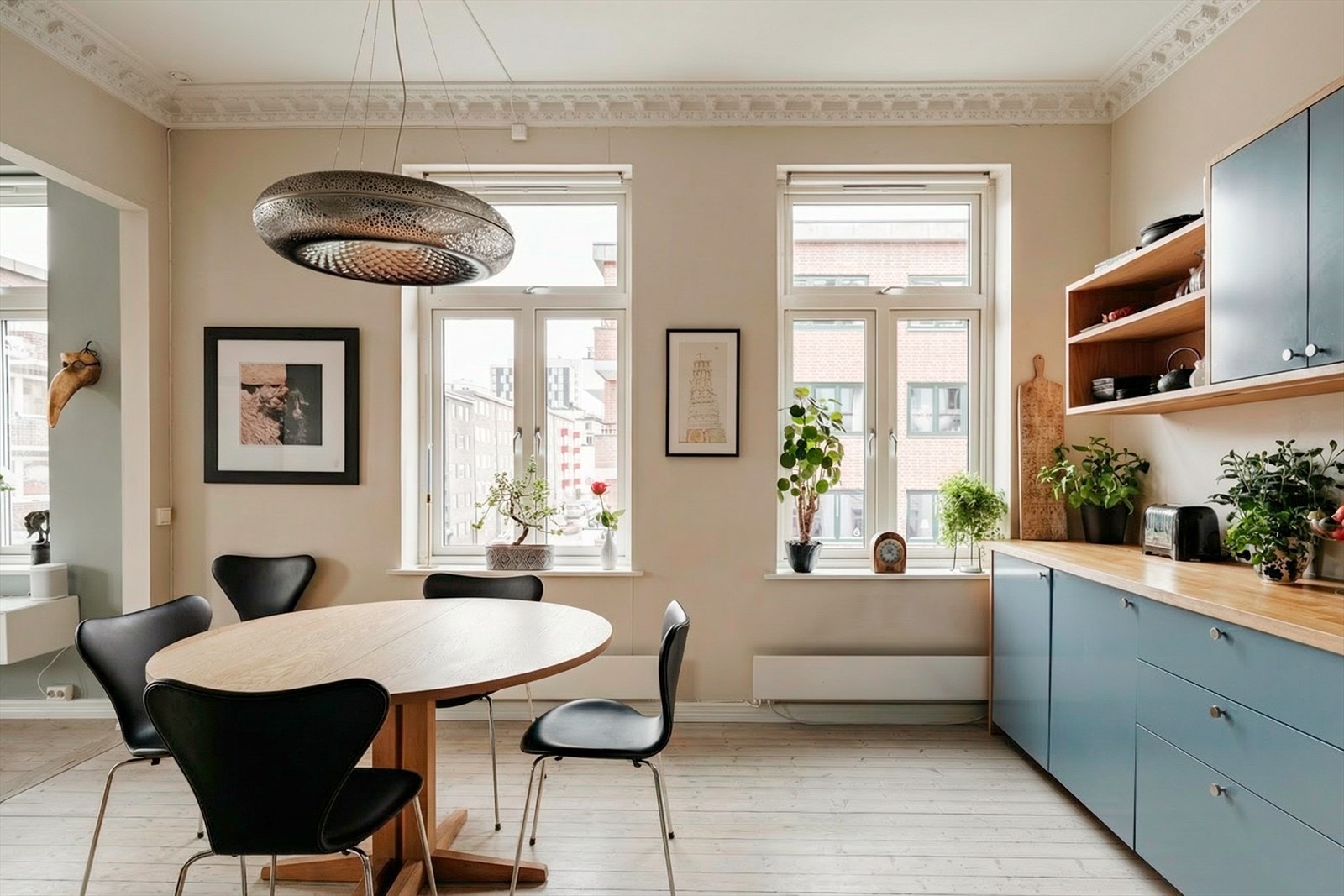 Unikt kjøkken med snekkerbygd innredning fra 2021. Galleribilde