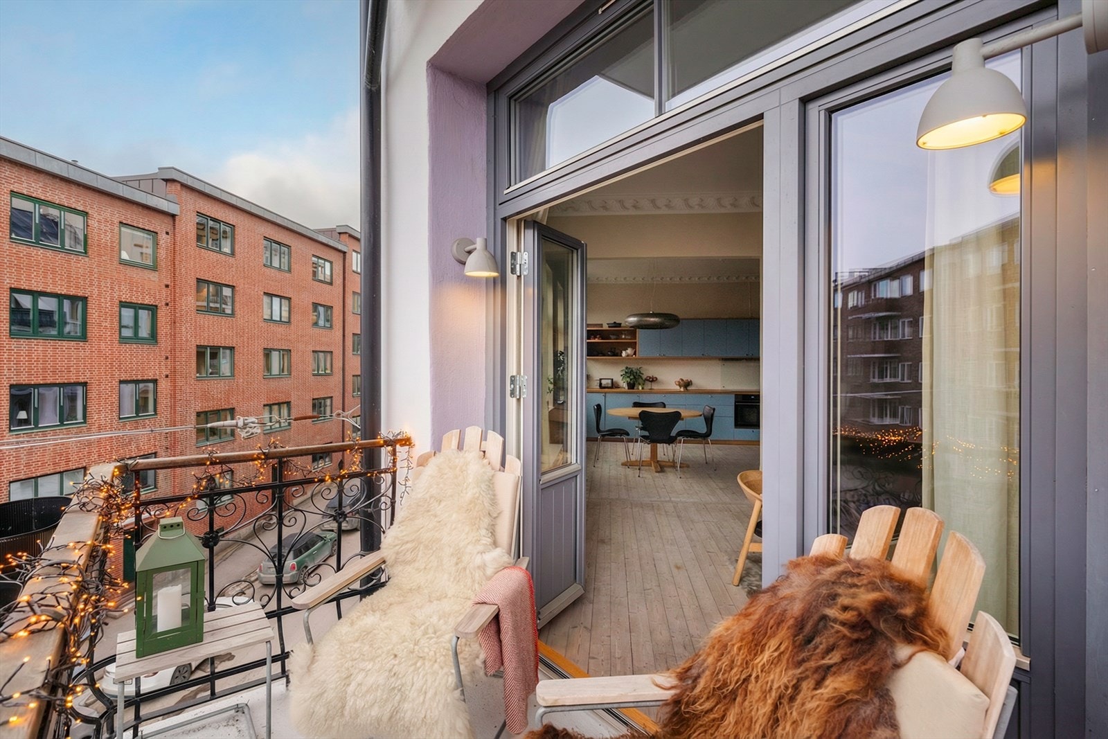 Selger opplyser om gode solforhold gjennom hele dagen. Galleribilde