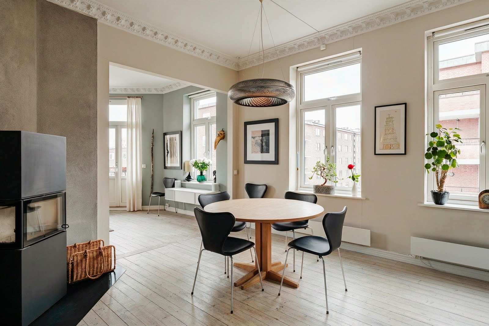 Det er god plass til spisebord, hvor hele familien og venner kan samles. Galleribilde