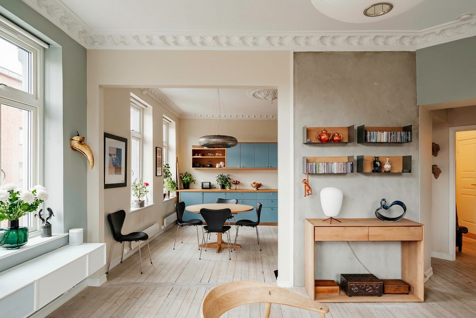 Leiligheten holder en gjennomgående god standard med solide materialvalg som kombinerer klassisk og moderne stil. Galleribilde