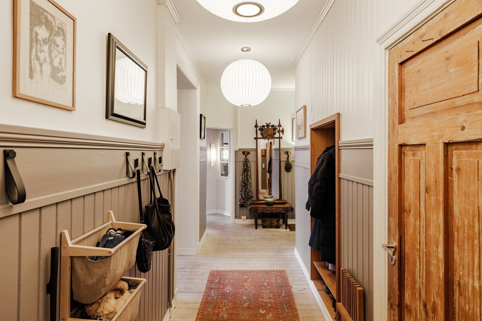 Pen gang med klassiske detaljer. Galleribilde