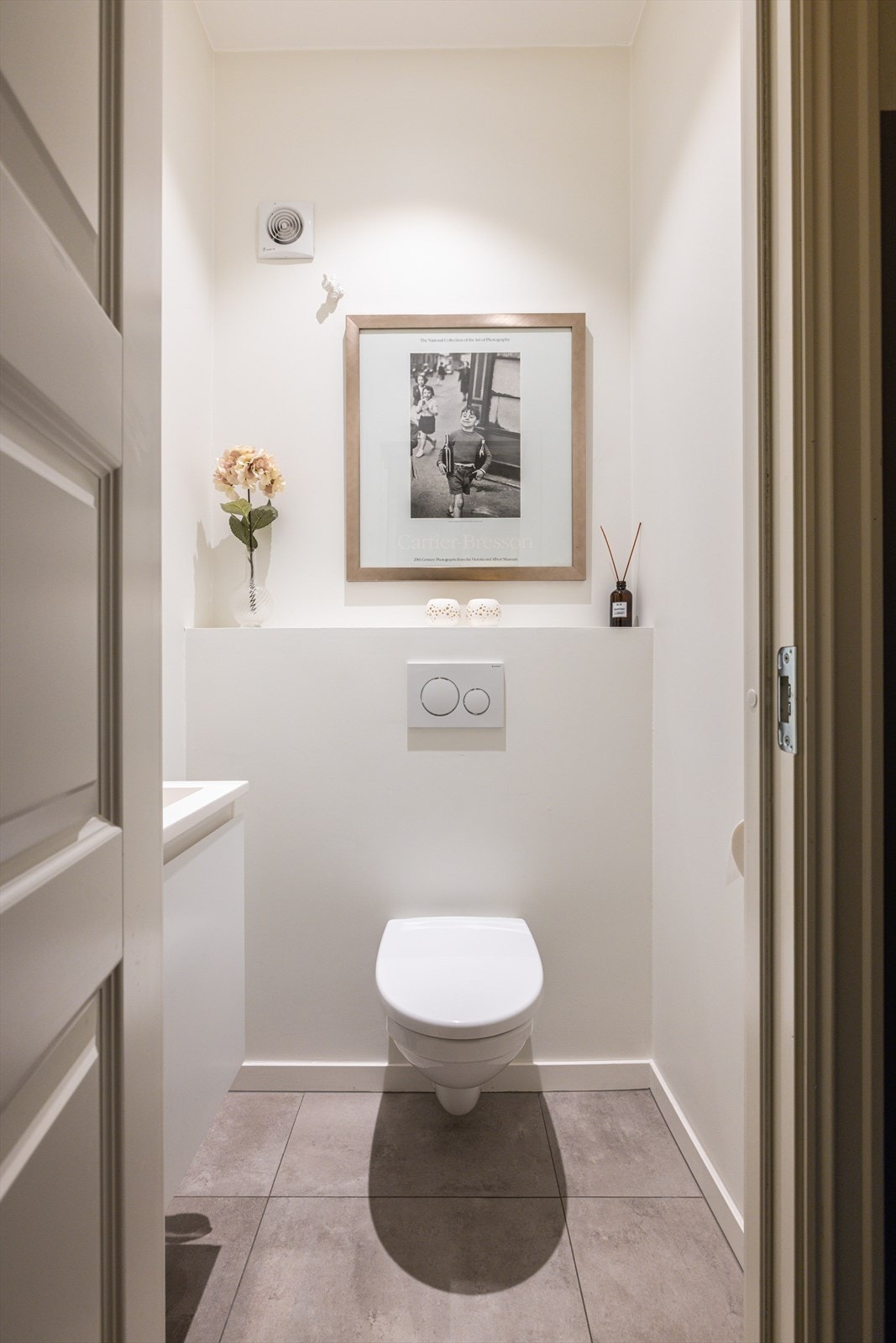 Praktisk toalettrom fra 2017 med vegghengt wc og servantskap. Galleribilde