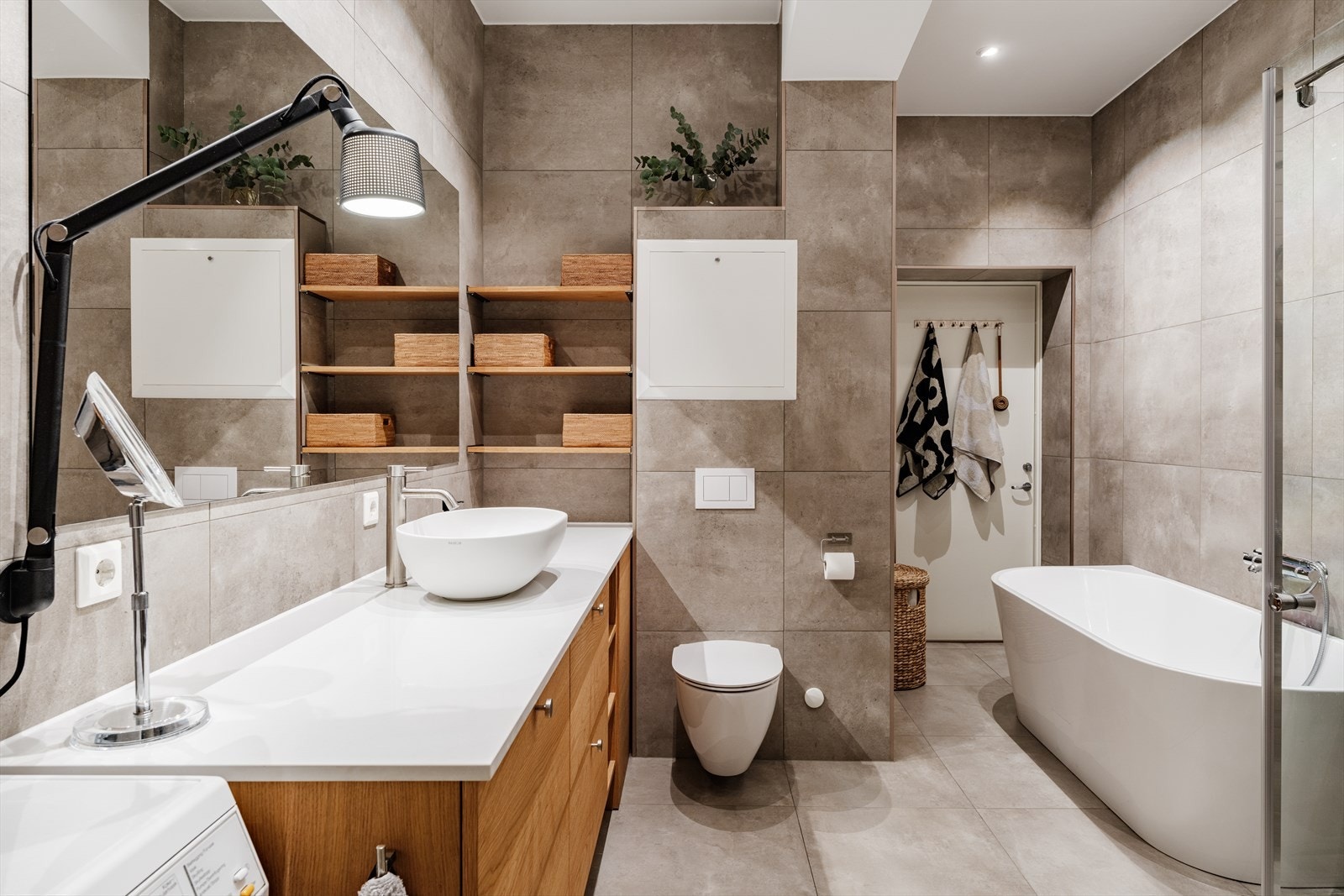 Pent og romslig bad fra 2017 med snekkerbygd eik baderoms innredning fra 2020. Galleribilde