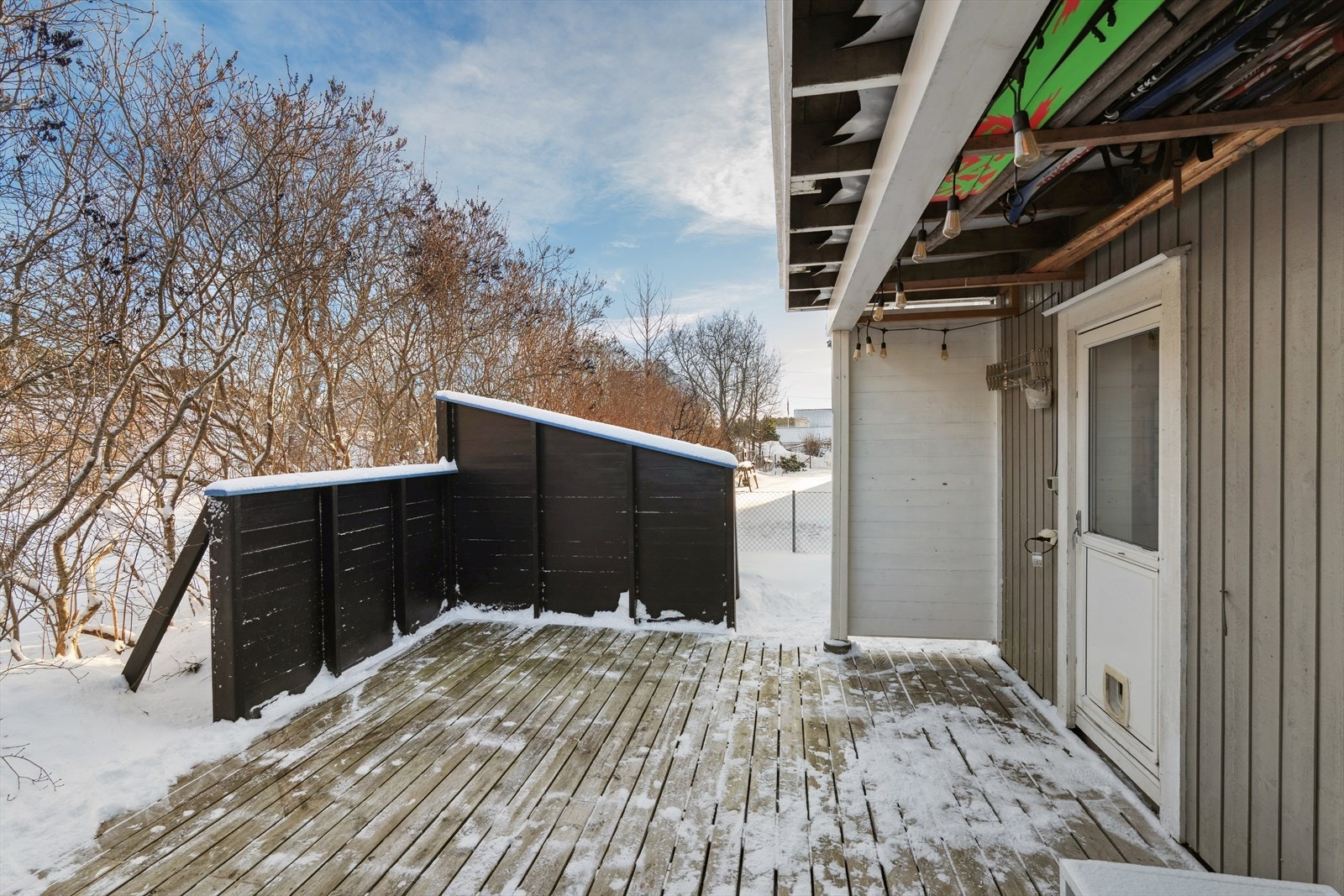 Rundt terrassen er det skjermende beplantning Galleribilde