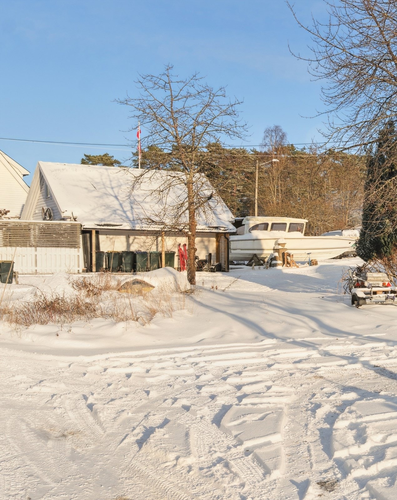 Leiligheten har godt med parkeringsplasser på egen tomt Galleribilde