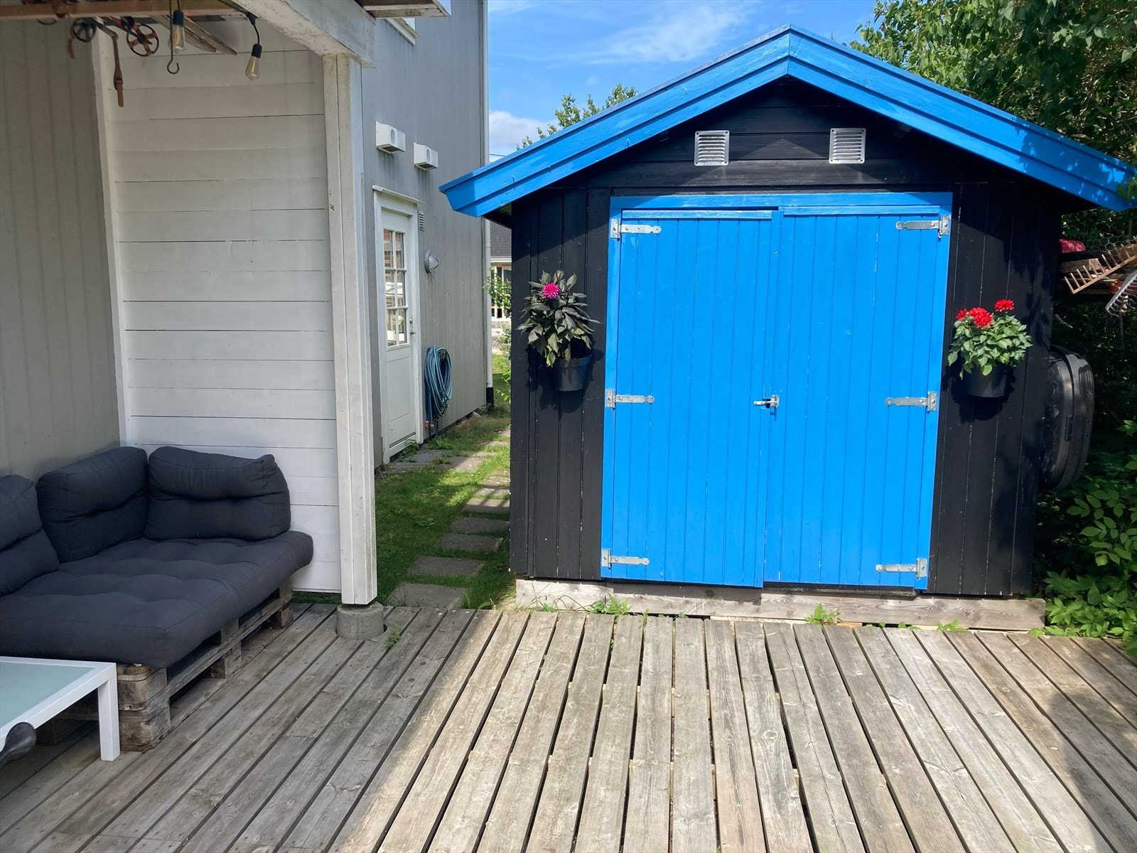 Sommerstid er den østvendte terrassen et herlig sted Galleribilde