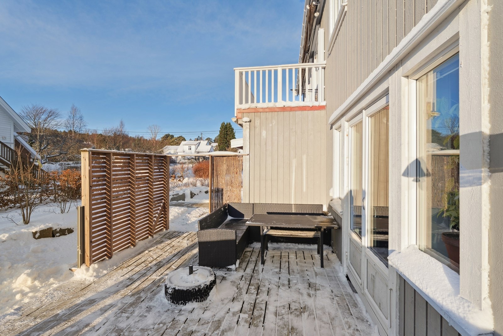 Terrassen har sol fra lunsjtider og til den går ned Galleribilde