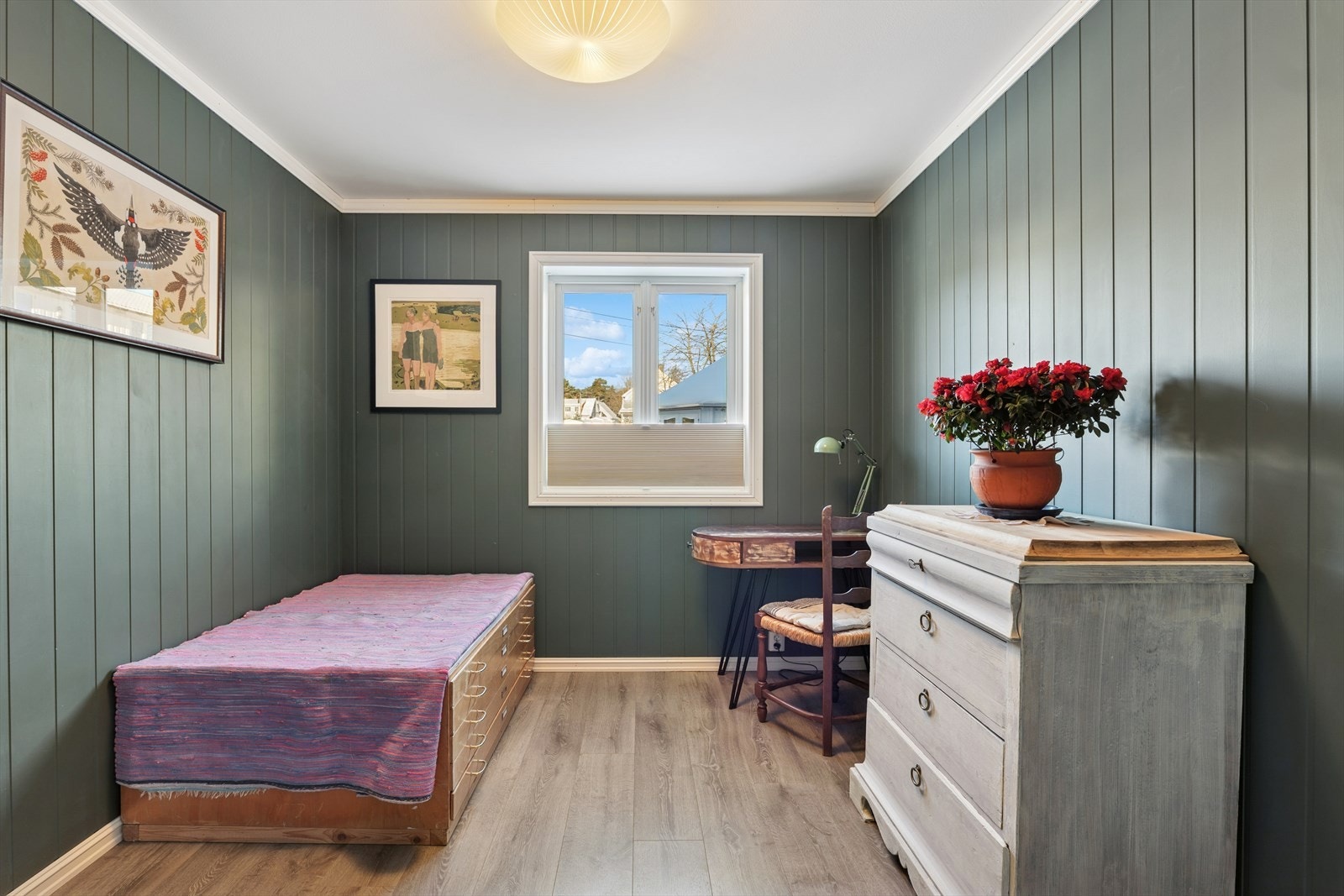 Koselig barneværelse med god plass til både møblering og skap Galleribilde