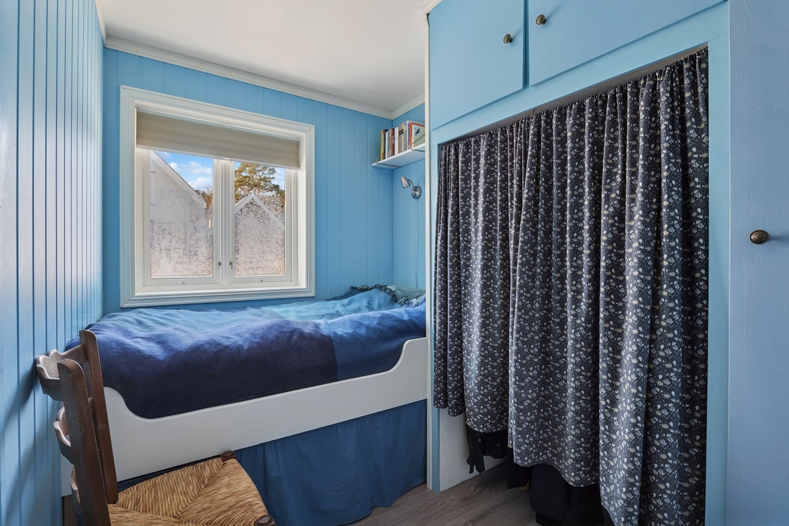 Det tredje soveværelset har plassbygd seng med tilhørende skapløsning Galleribilde