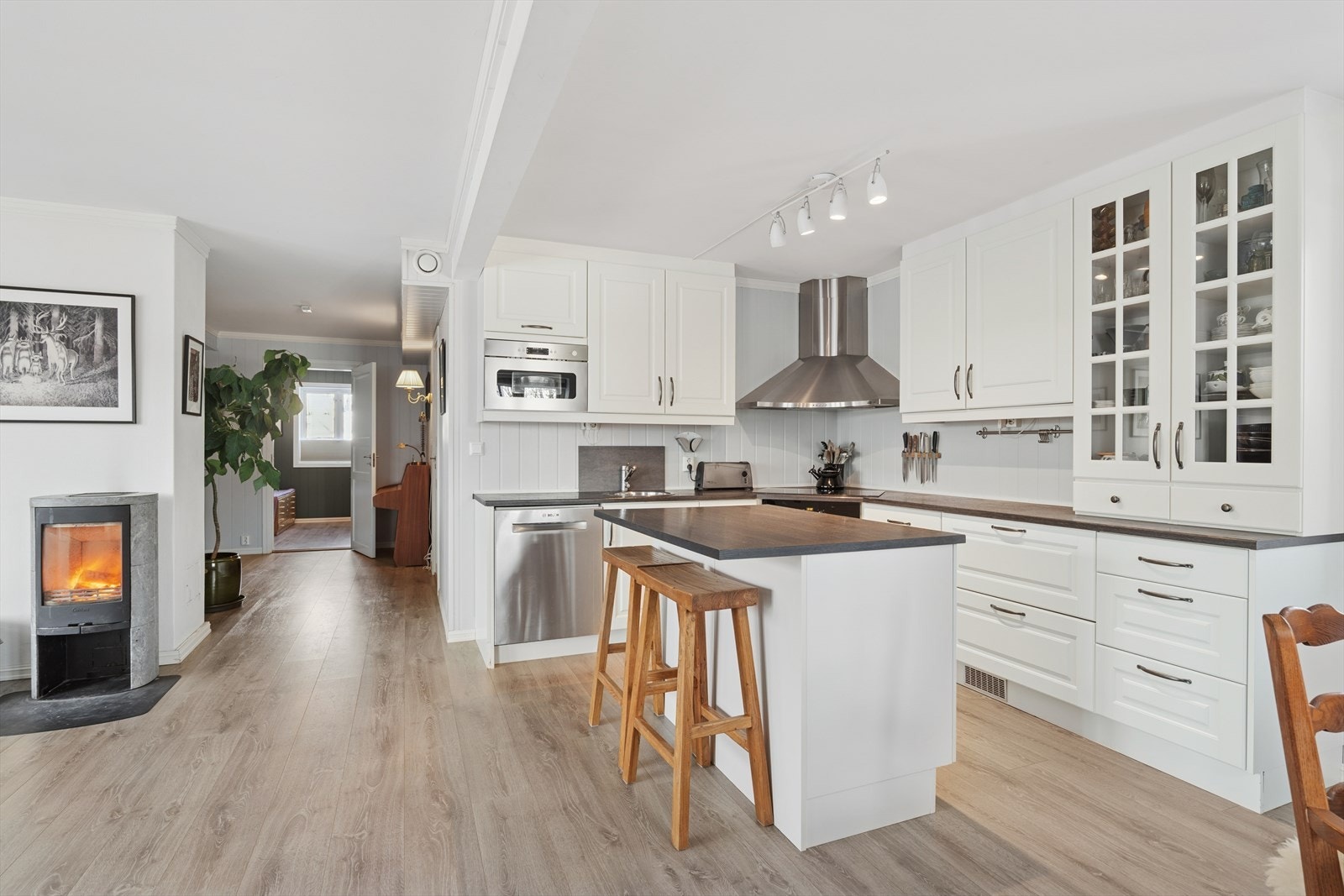 Stort familiekjøkken med tilhørende kjøkkenøy Galleribilde