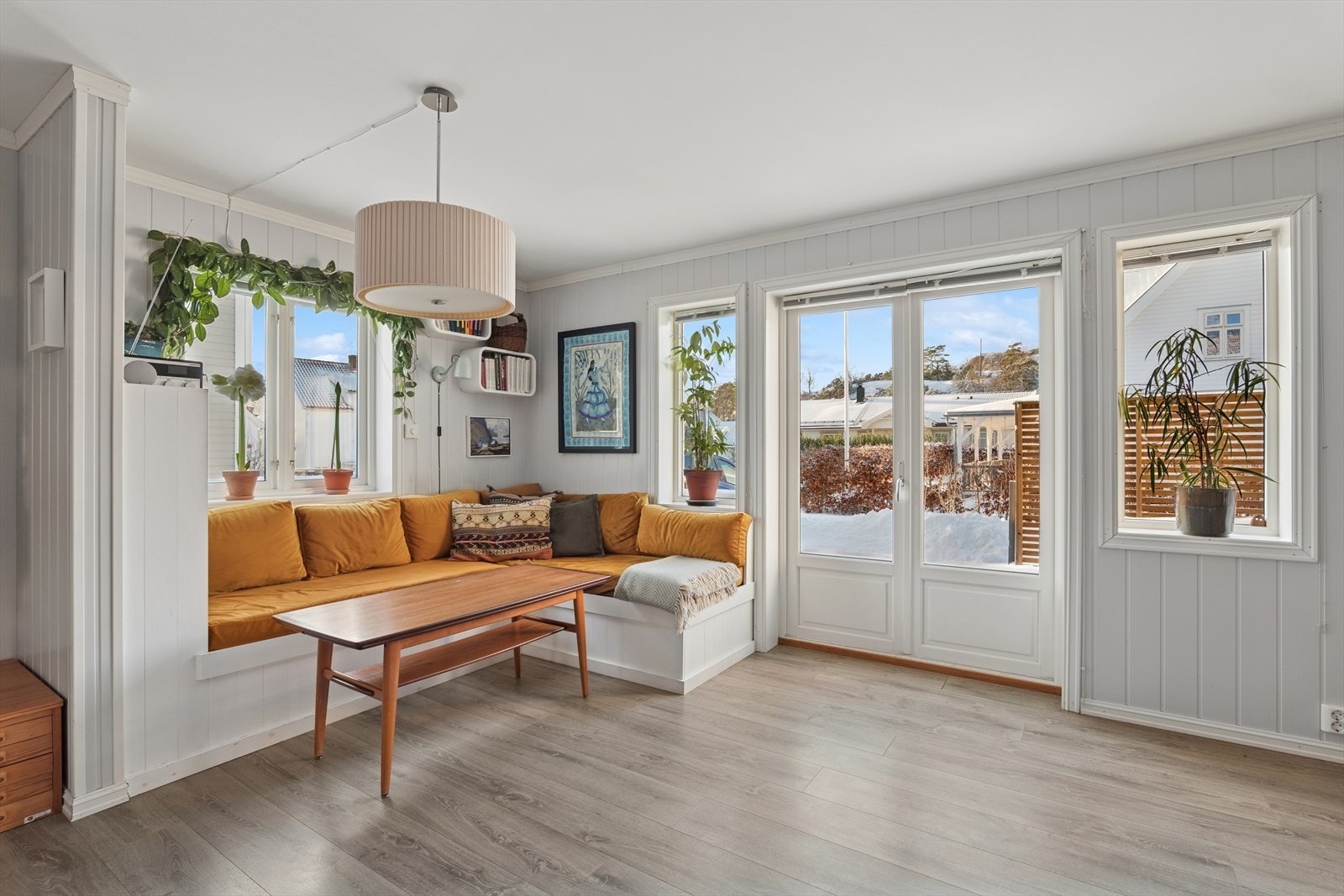 Fra stue kommer man ut på nydelig vestvendt terrasse Galleribilde