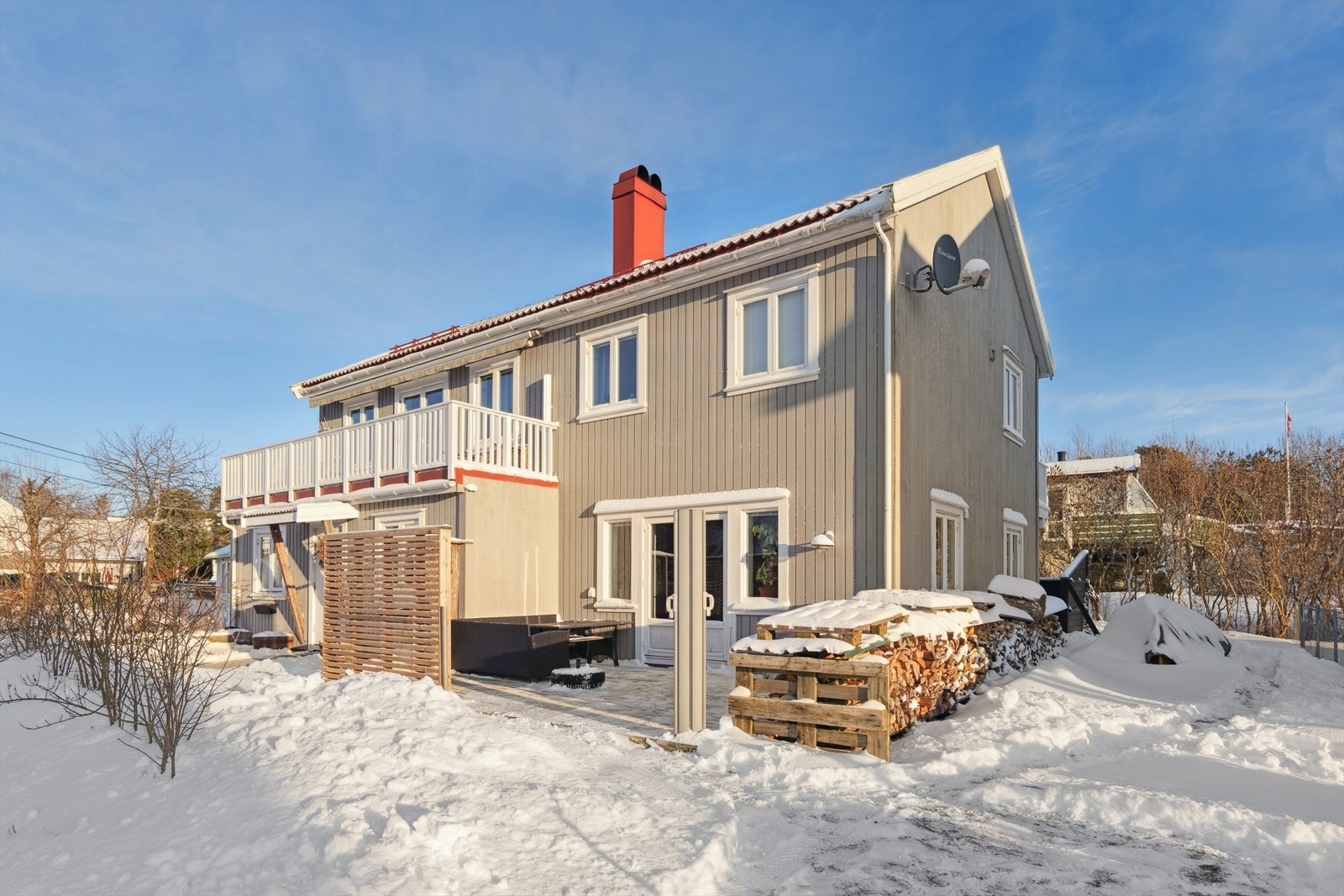 Leiligheten ligger i 1.etasje - og har solrike uteplasser samt godt med muligheter for oppbevaring av ved langs sydsiden av eiendommen Galleribilde