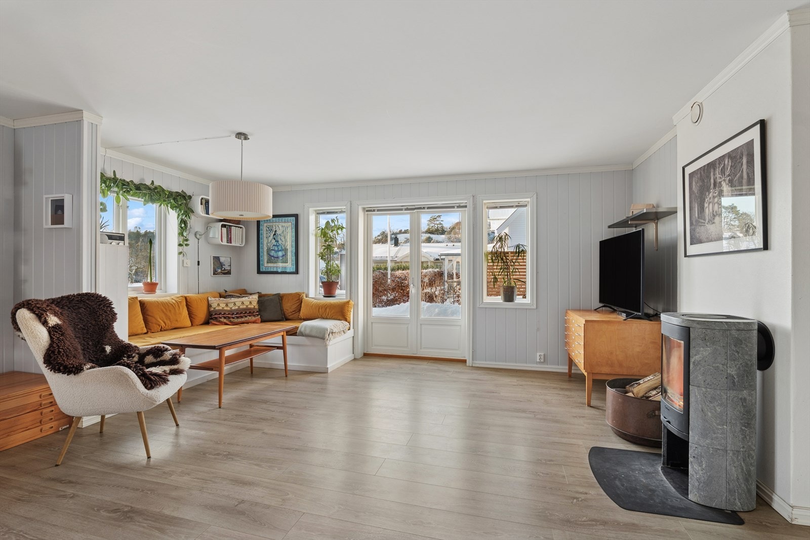 Leilighetens gode planløsning gir et lyst og herlig allrom Galleribilde