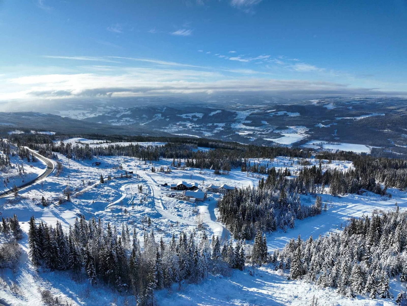 Dronefoto over tomteområdet mot sørvest Galleribilde