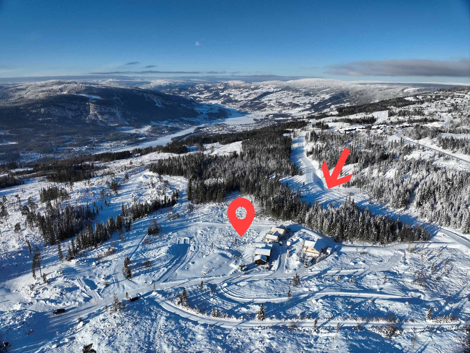 Høghaugen ligger i Hafjell sør, her er tomteområdet og tilførselløype markert. Dronefoto over tomteområdet Galleribilde