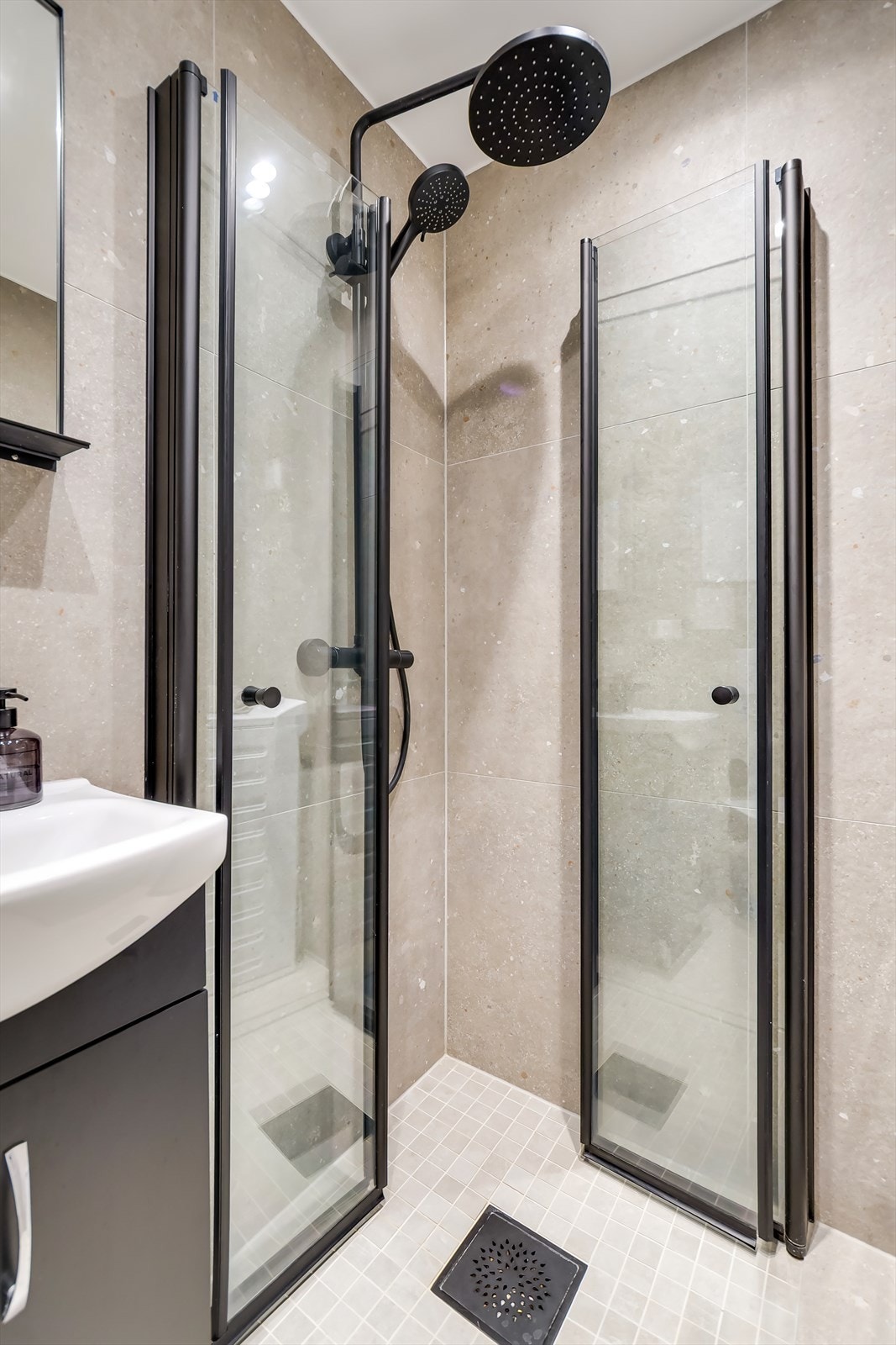 Romslig dusjnisje med regnfall og hånddusj Galleribilde