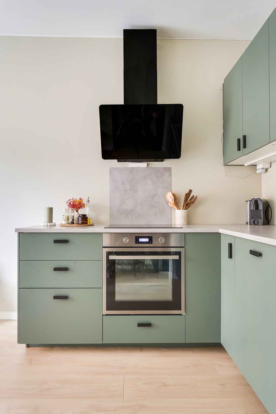 kjøl og fryseskap, oppvaskmaskin, induksjonstopp og stekeovn. Det er montert vannstoppsystem og komfyrvakt. Galleribilde