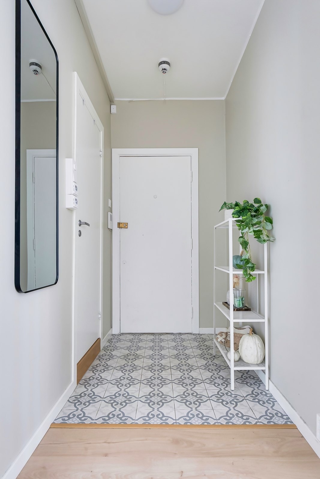 Fra entré er det adkomst til soverom og bad på hver sin side Galleribilde