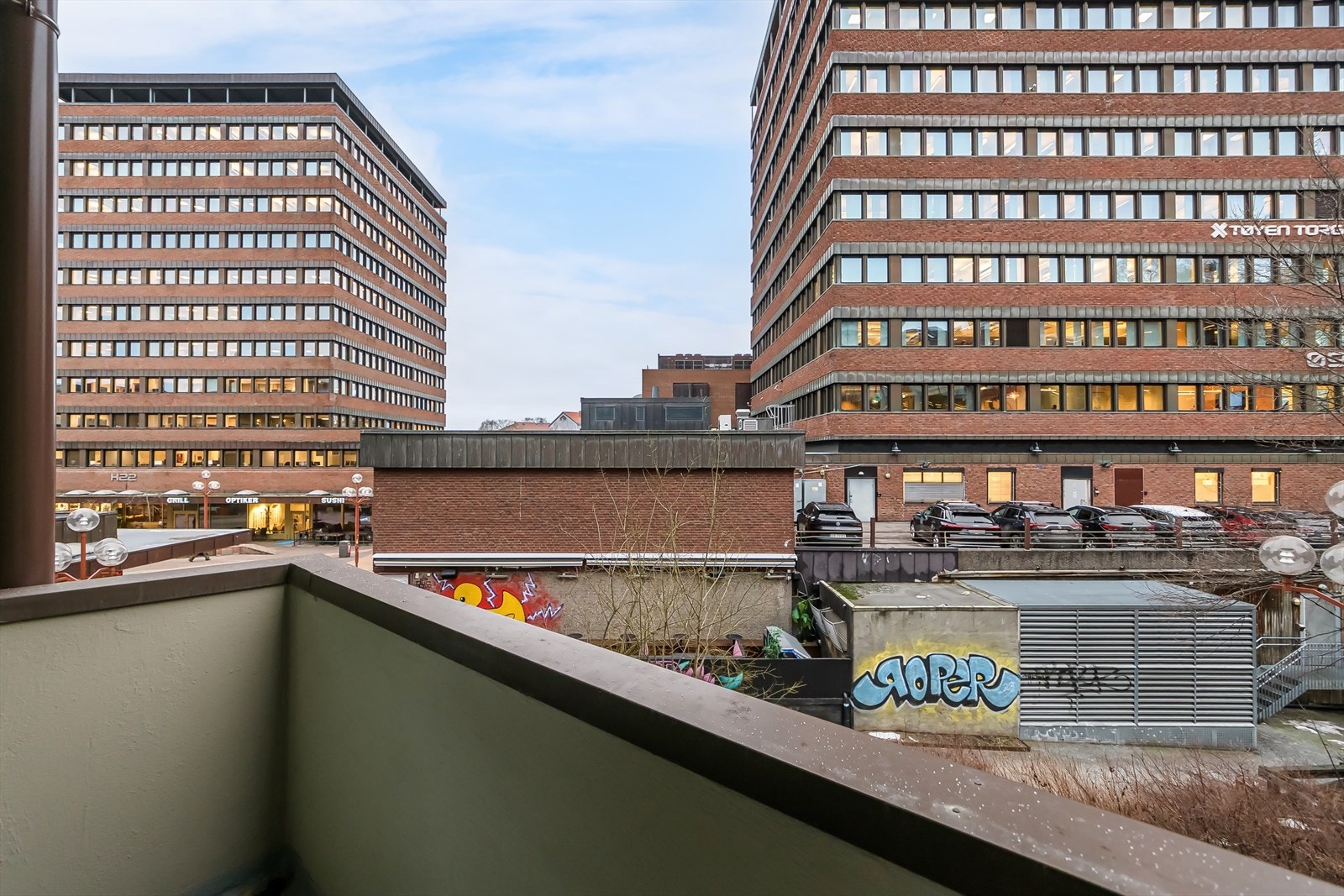 Utgang fra stue mot brannbalkong - Uten nevneverdig innsyn - Her bor du supersentralt med alt du skulle trenge like utenfor døren Galleribilde