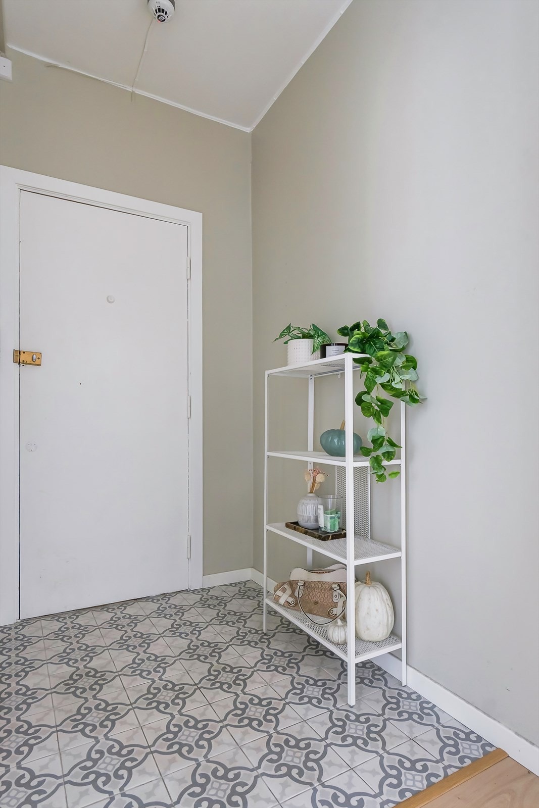 Entré med flislagt gulv i klassisk utførelse Galleribilde