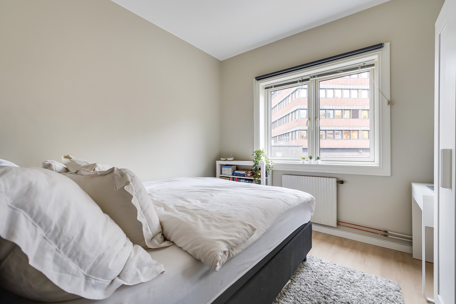 Romslig soverom med store vindusflater fra 2015 Galleribilde