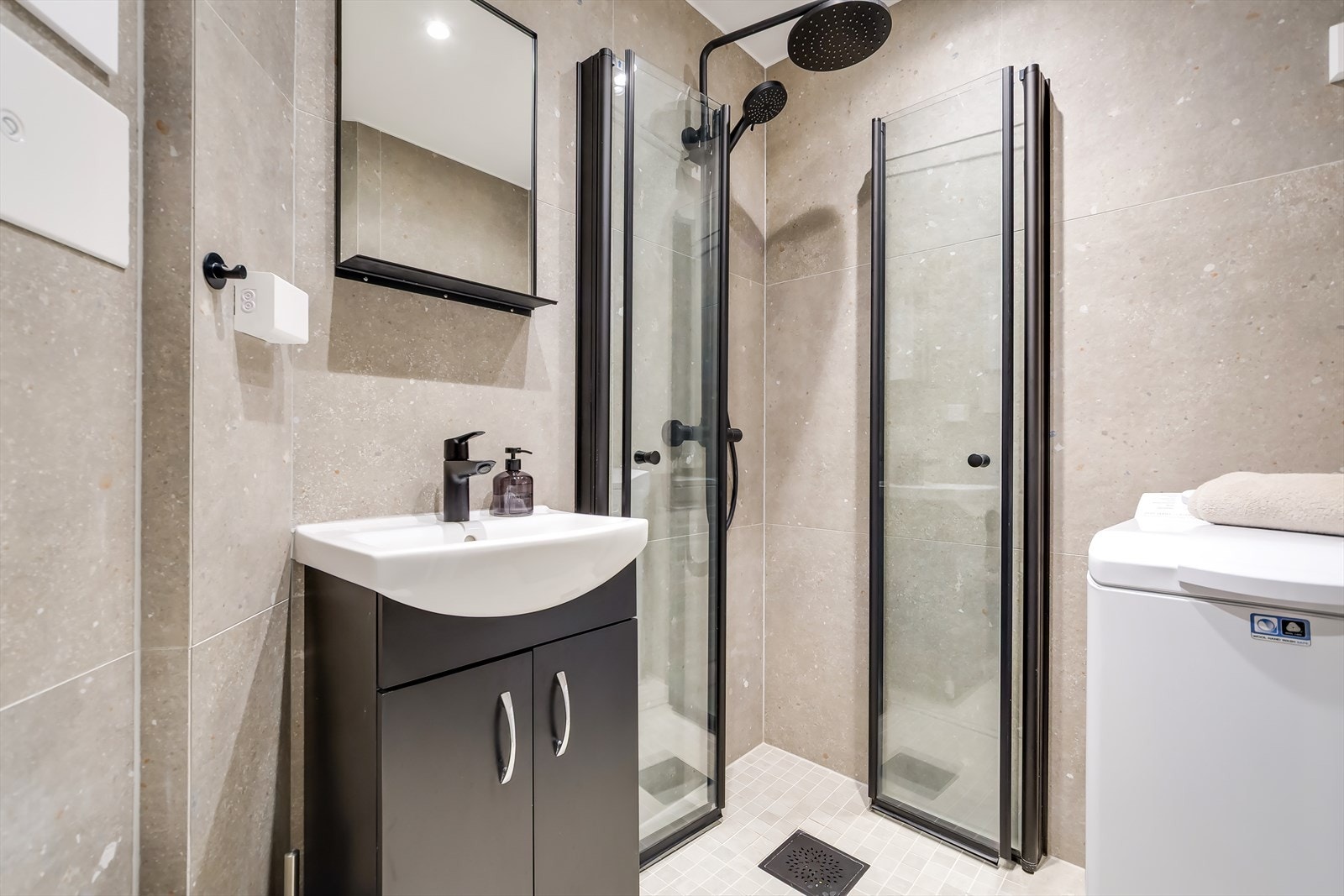 Oppgradert flislagt bad i 2024 med lekkert flis og materialvalg Galleribilde