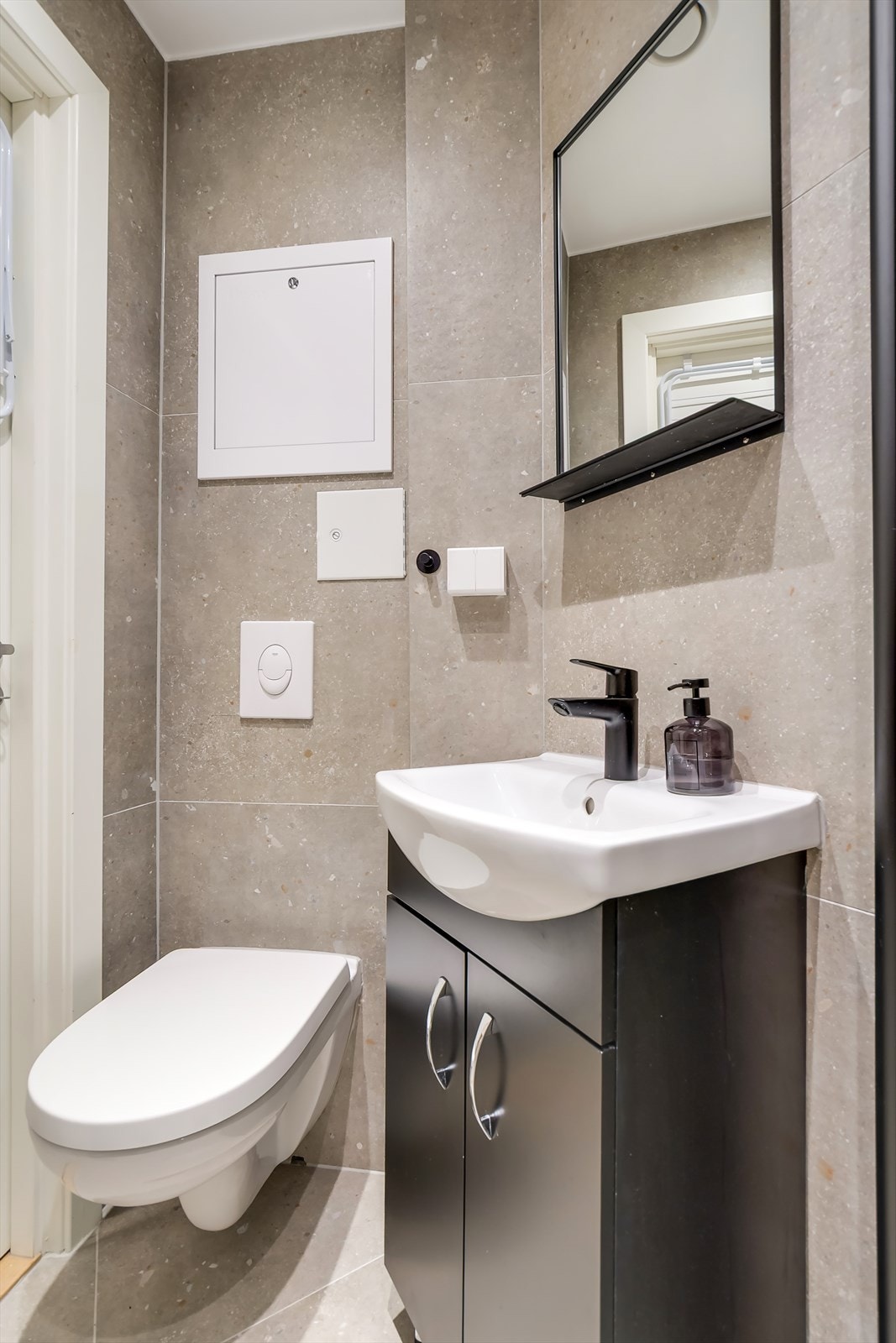 Store, sandfargede fliser og lekker utførelse - Garanti på badet Galleribilde