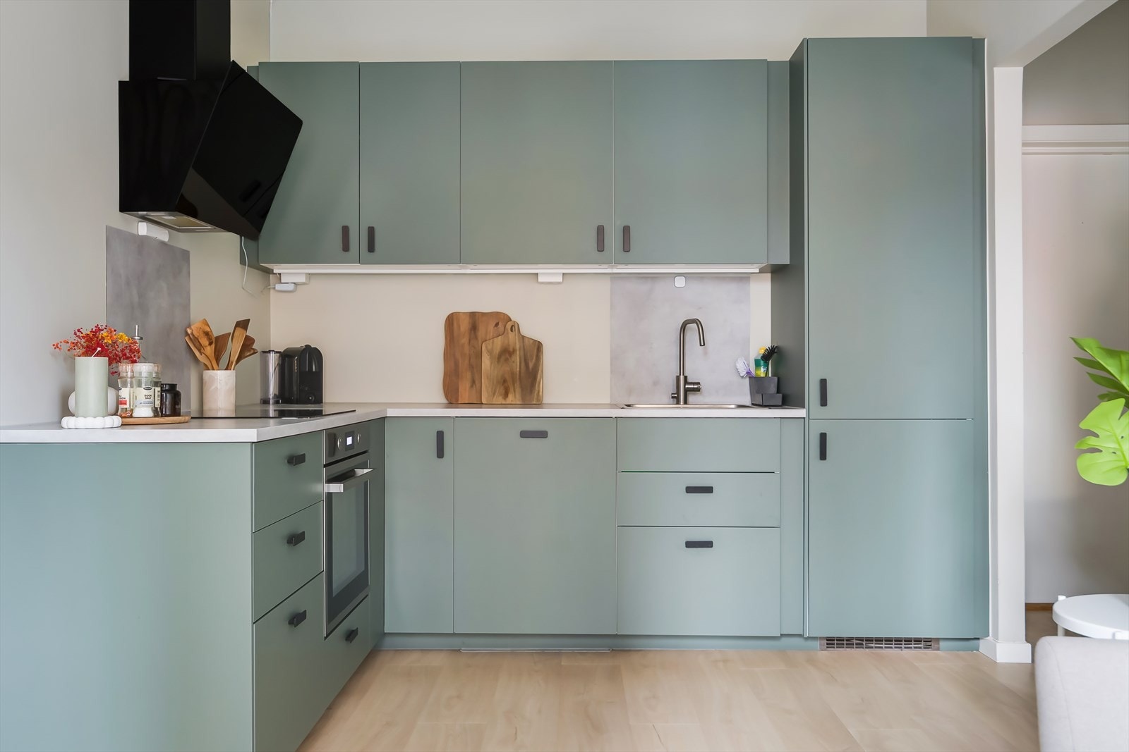 Kjøkken med glatte fronter oppgradert i 2024 Galleribilde