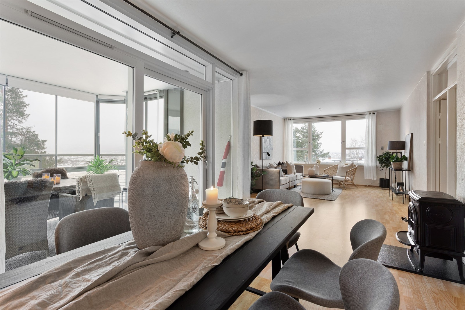 Stue med god plass til sofagruppe og spisebord. Foto: Emotional Landscape Production Ole Thoresen Galleribilde