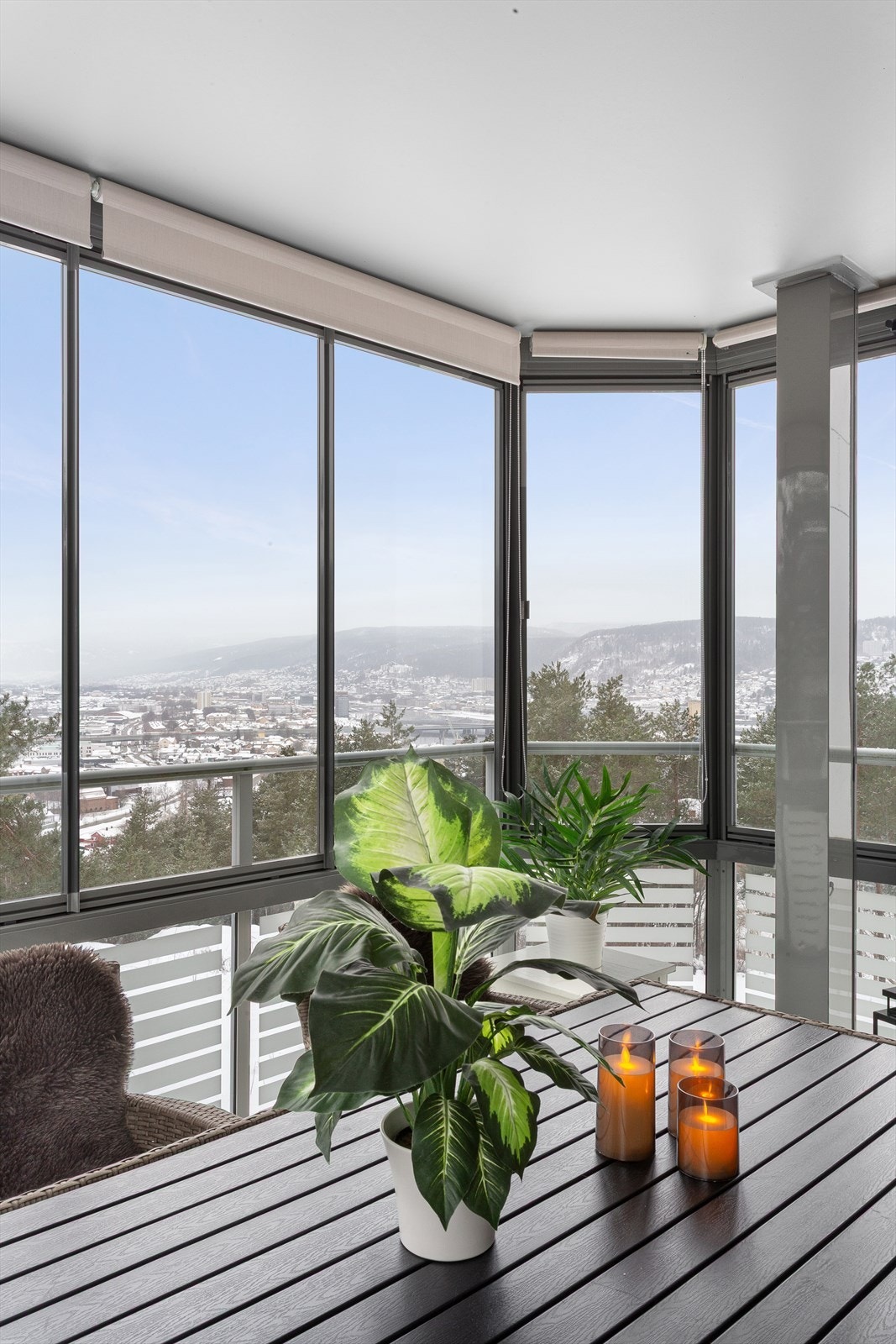 Flott utsikt fra innglasset balkong Galleribilde