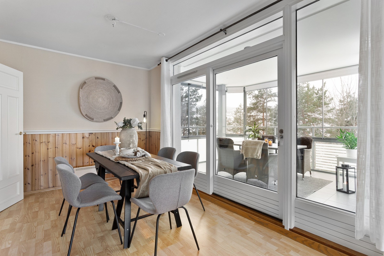 Utgang fra stuen til innglasset balkong Galleribilde