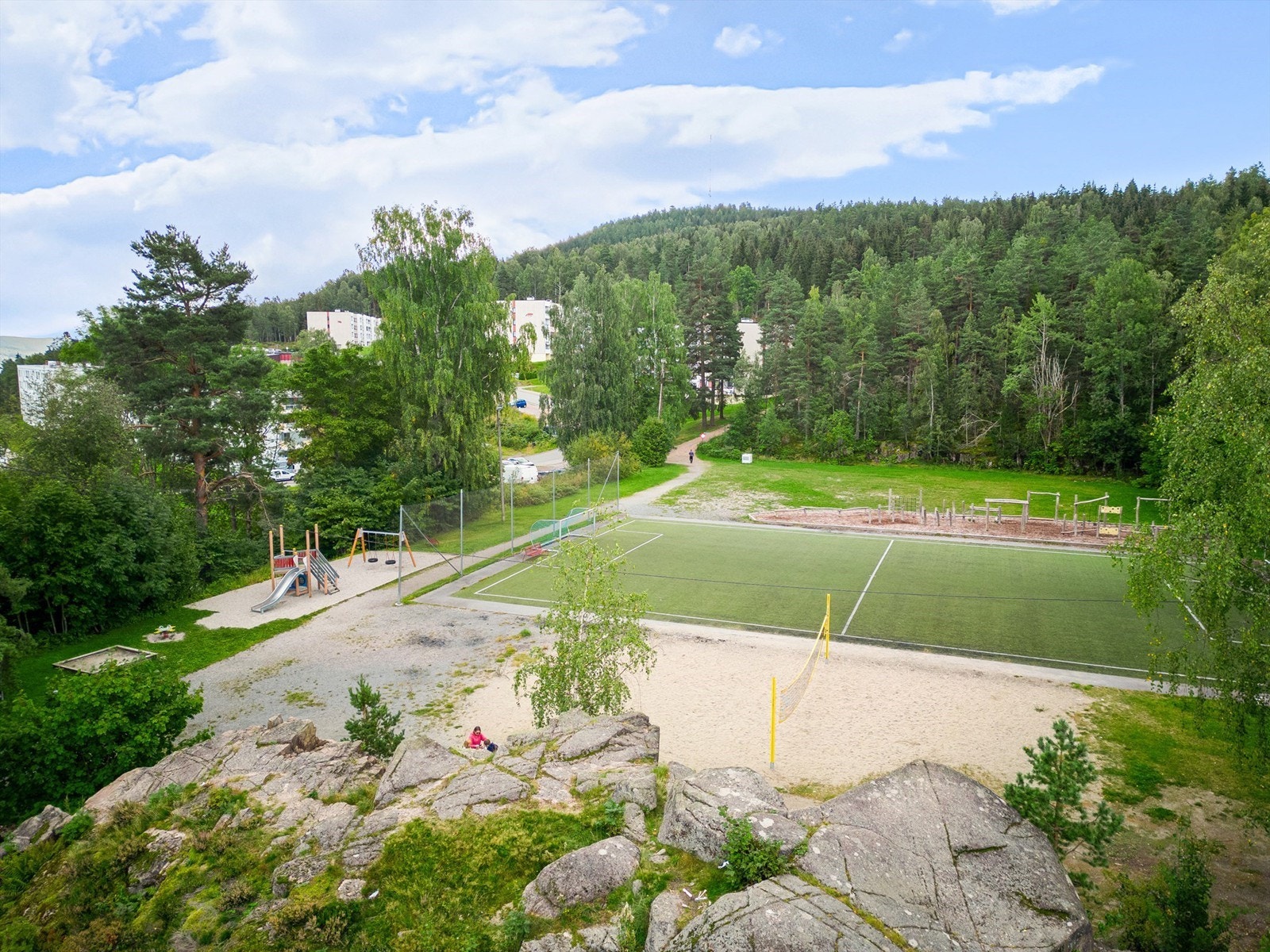 Fotballbane og lekeplass i kort gangavstand fra leiligheten Galleribilde