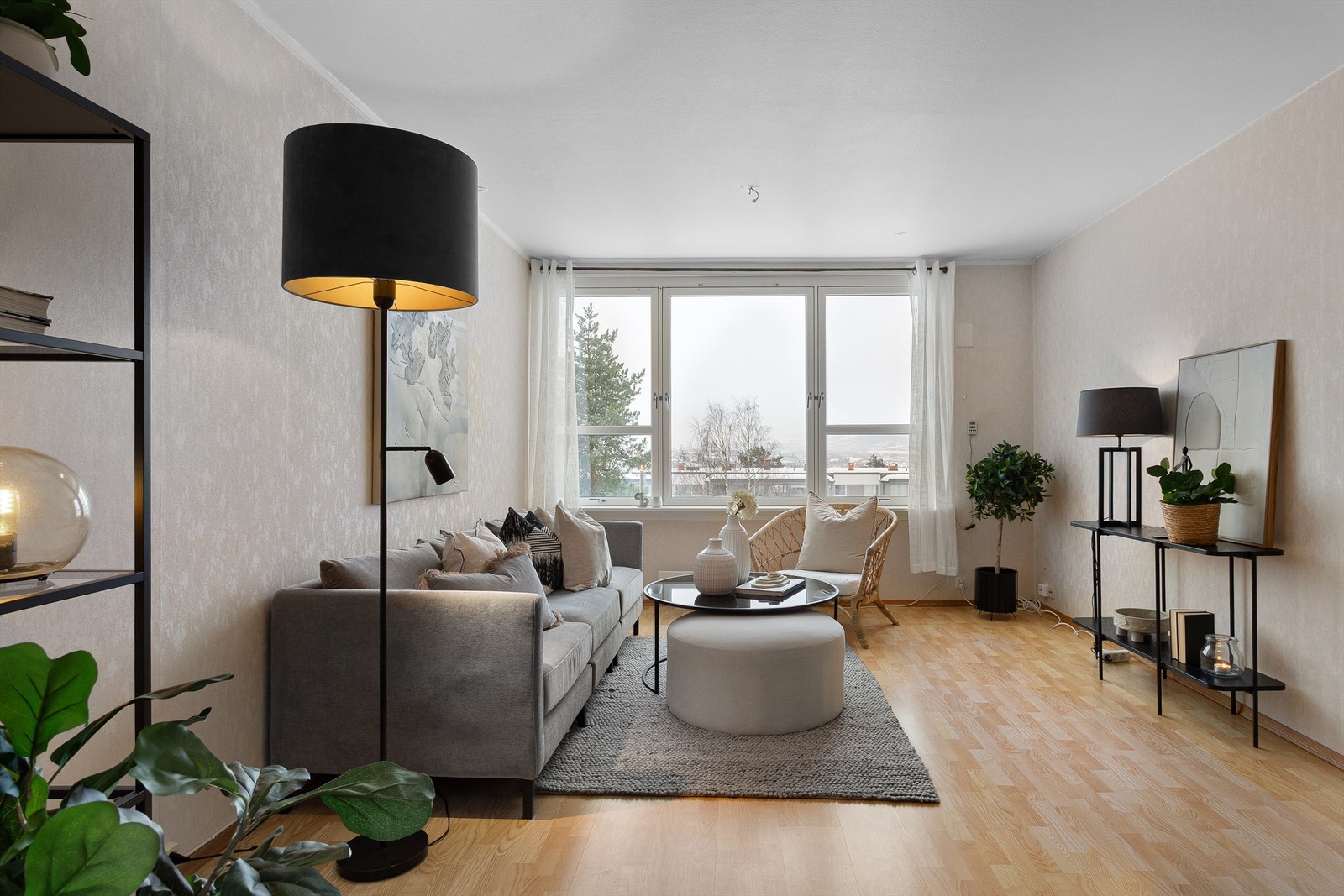 Store vinduer som gir godt med lysinnslipp Galleribilde