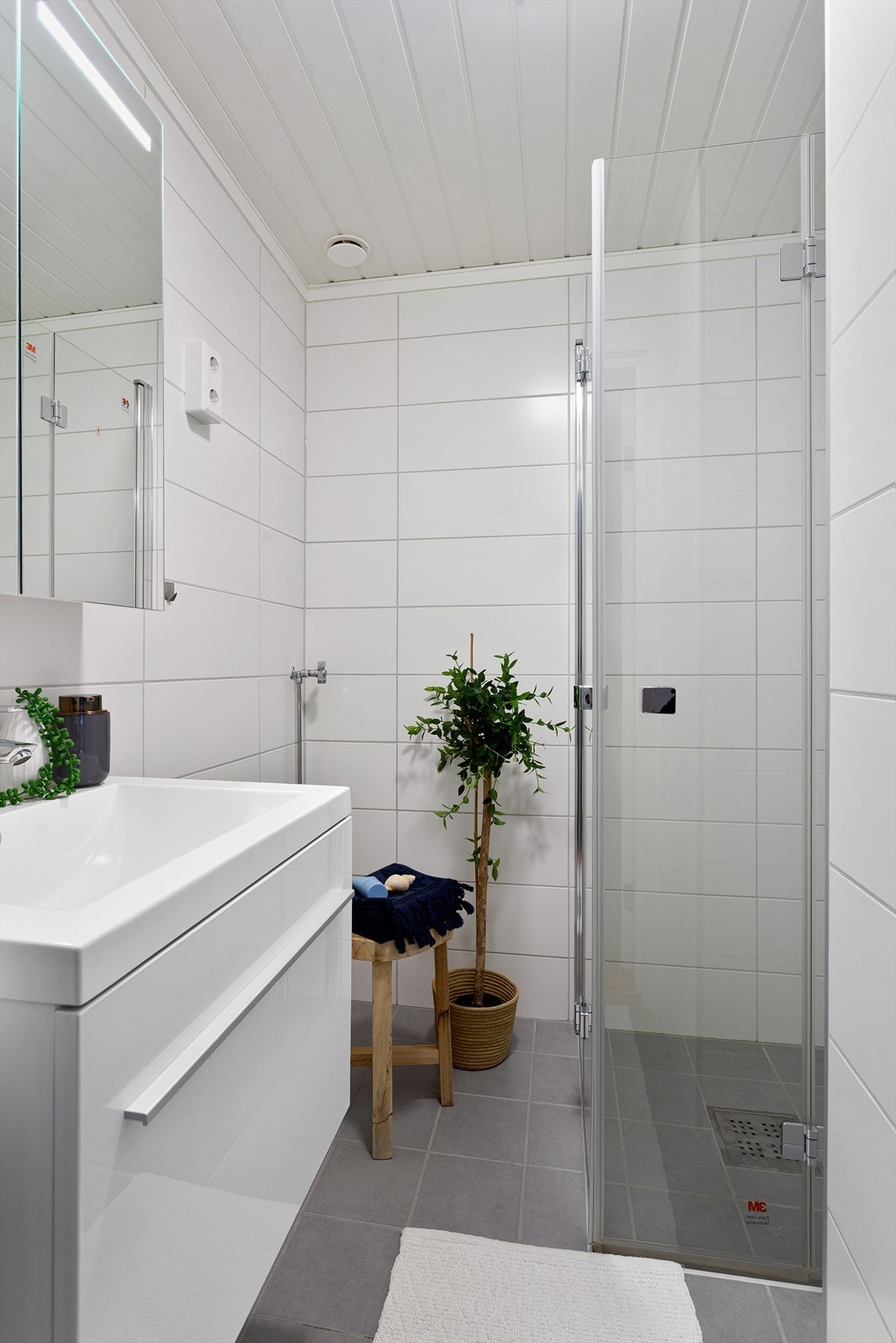 Flislagt bad med gulvvarme fra 2017 utført i regi av borettslaget. Opplegg for vaskemaskin. Galleribilde