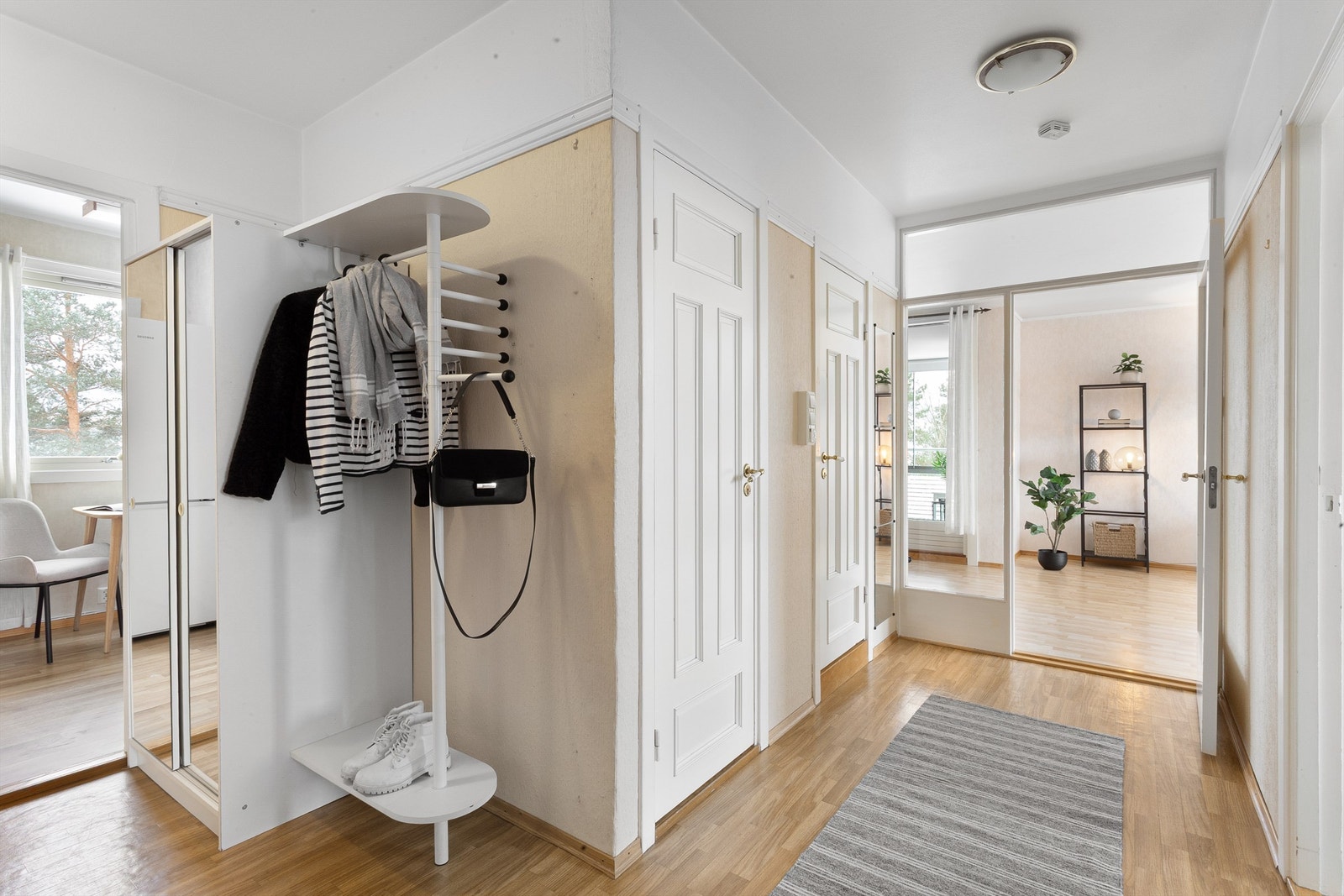 Romslig gang med garderobeskap og opphengs muligheter. Galleribilde