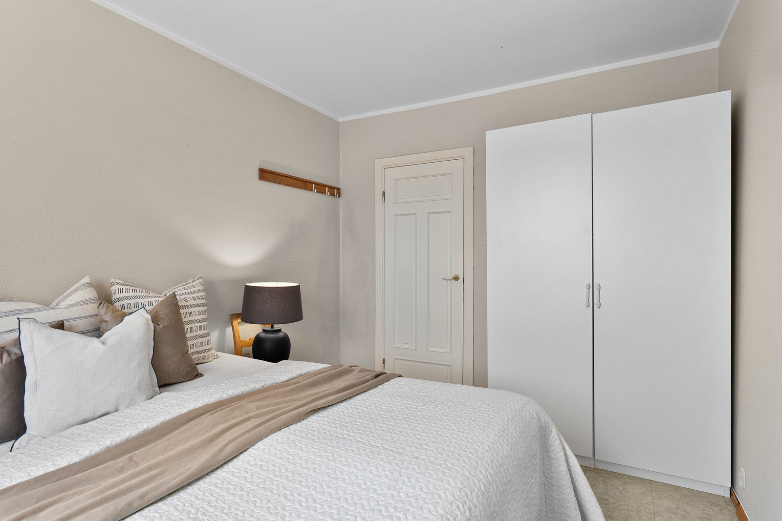 Soverom 1 med garderobeskap Galleribilde