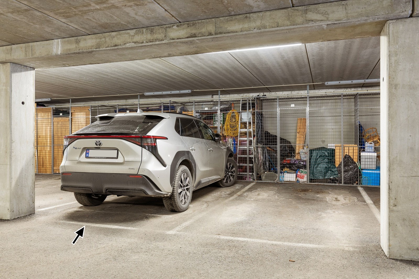 Parkering for en bil i garasje - med bod og el-bil lader Galleribilde