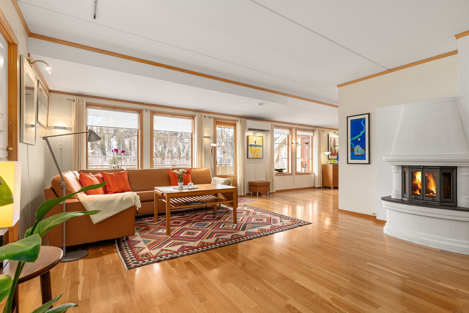 Stor og lys stue med mange møbleringsmuligheter. Peis er godt å ha på kalde vinterdager Galleribilde