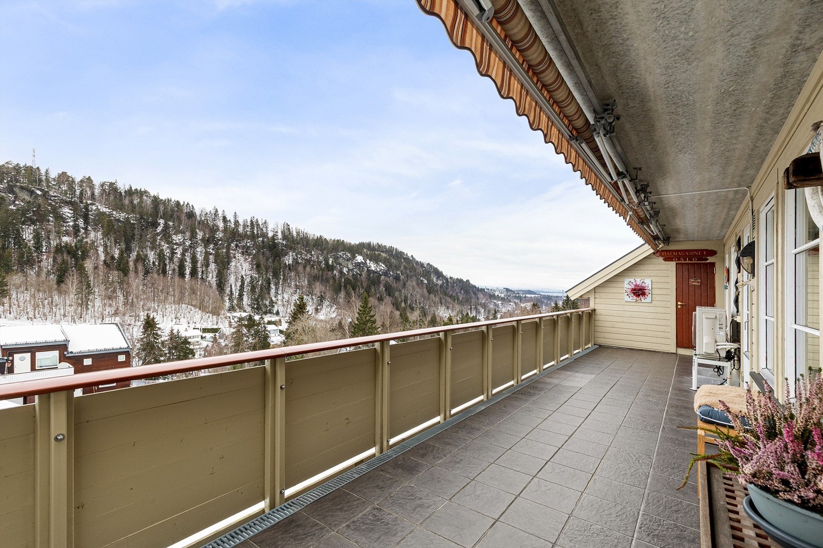 Stor terrasse med markise - Solrikt og usjenert Galleribilde