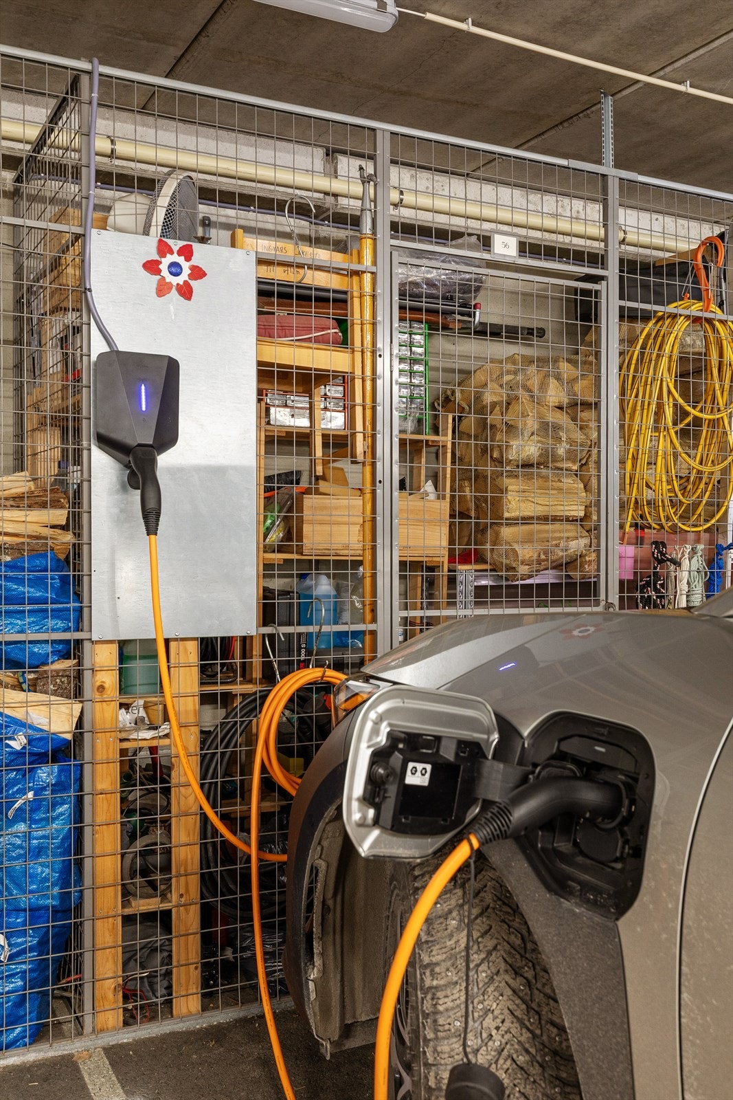 El-bil lader på garasjeplassen Galleribilde