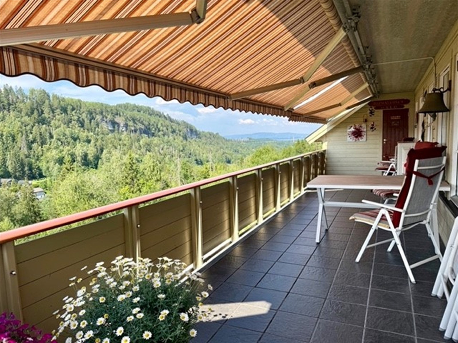 Selgers sommerbilde på terrasse Galleribilde