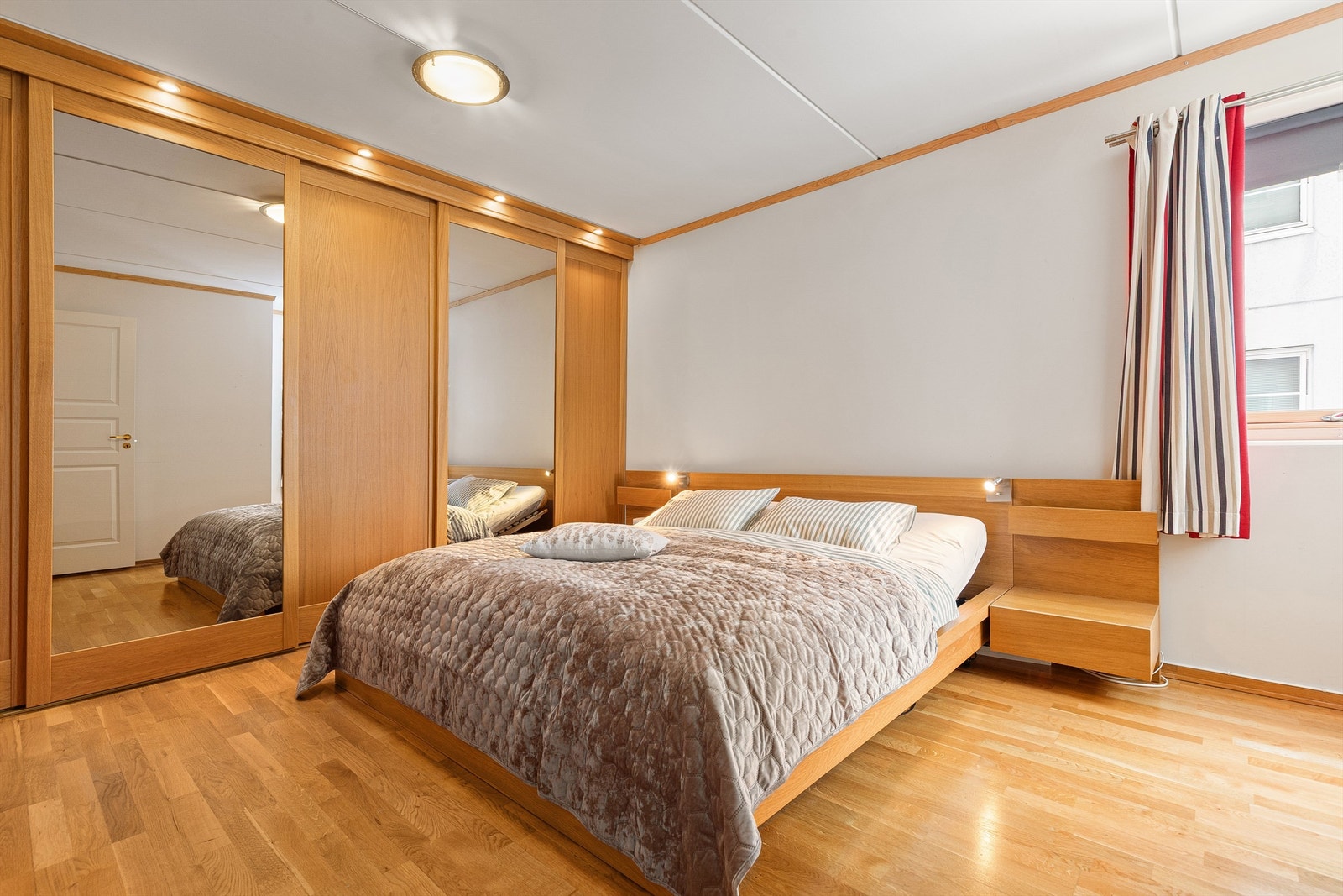 Soverom 1 er av meget god størrelse med skyvegarderobe Galleribilde