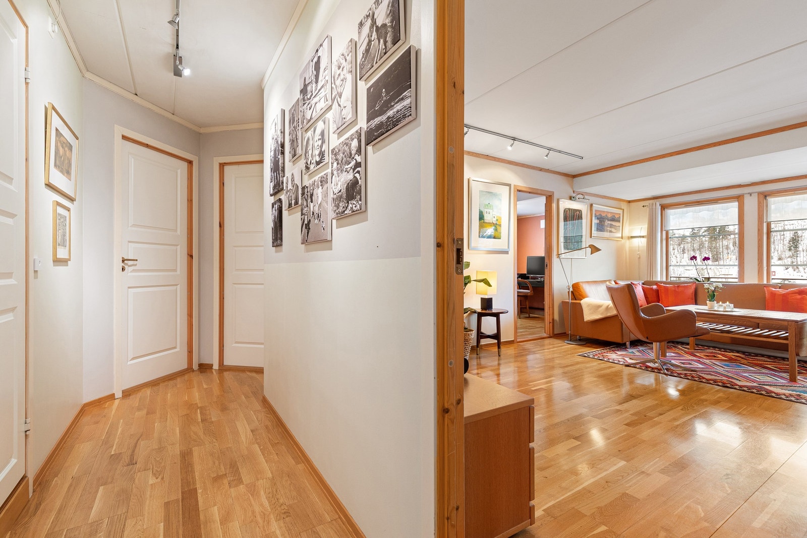 Fra gang mot stue Galleribilde