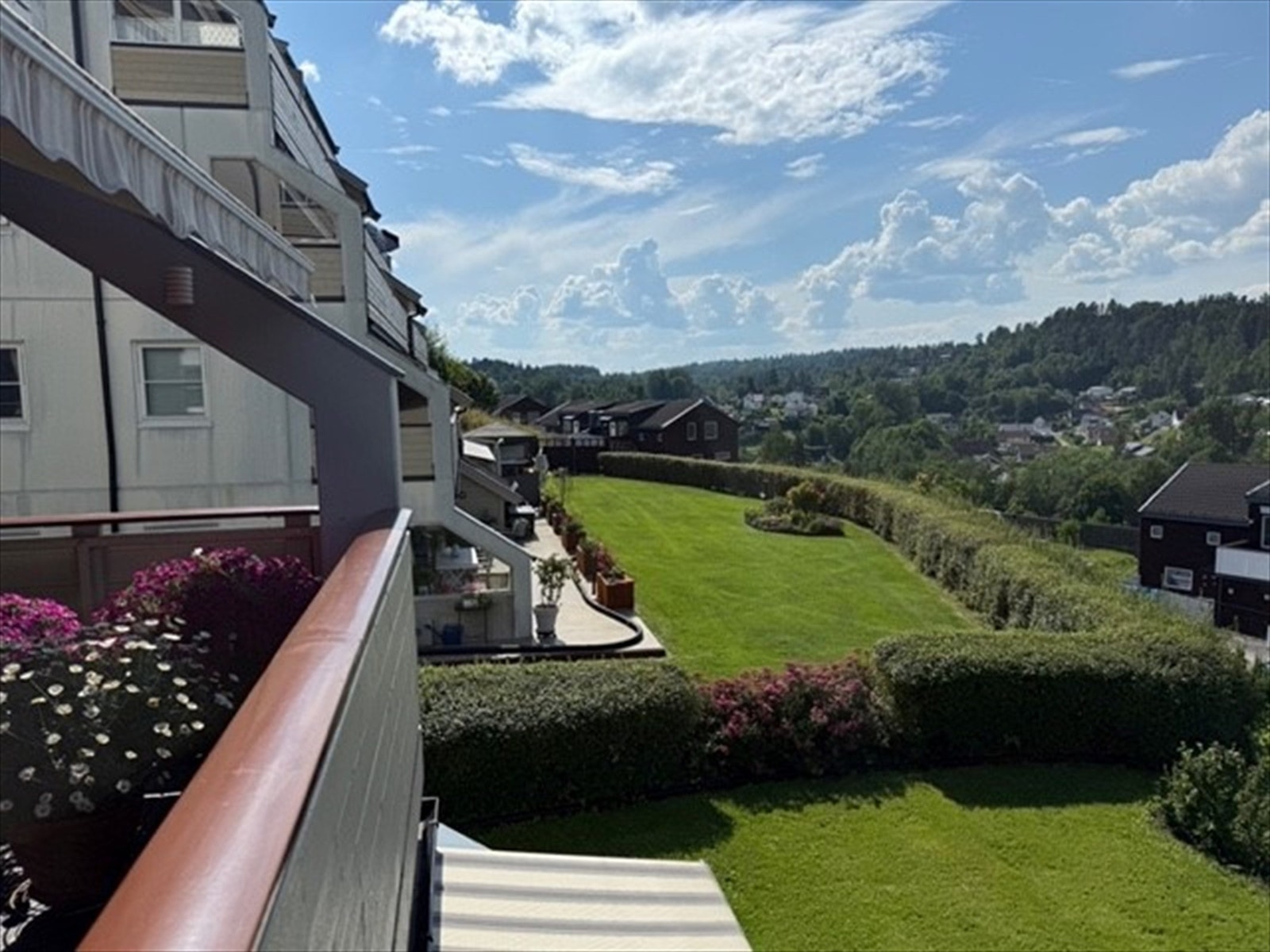 Utsikt fra terrassse - selgers sommerbilde Galleribilde