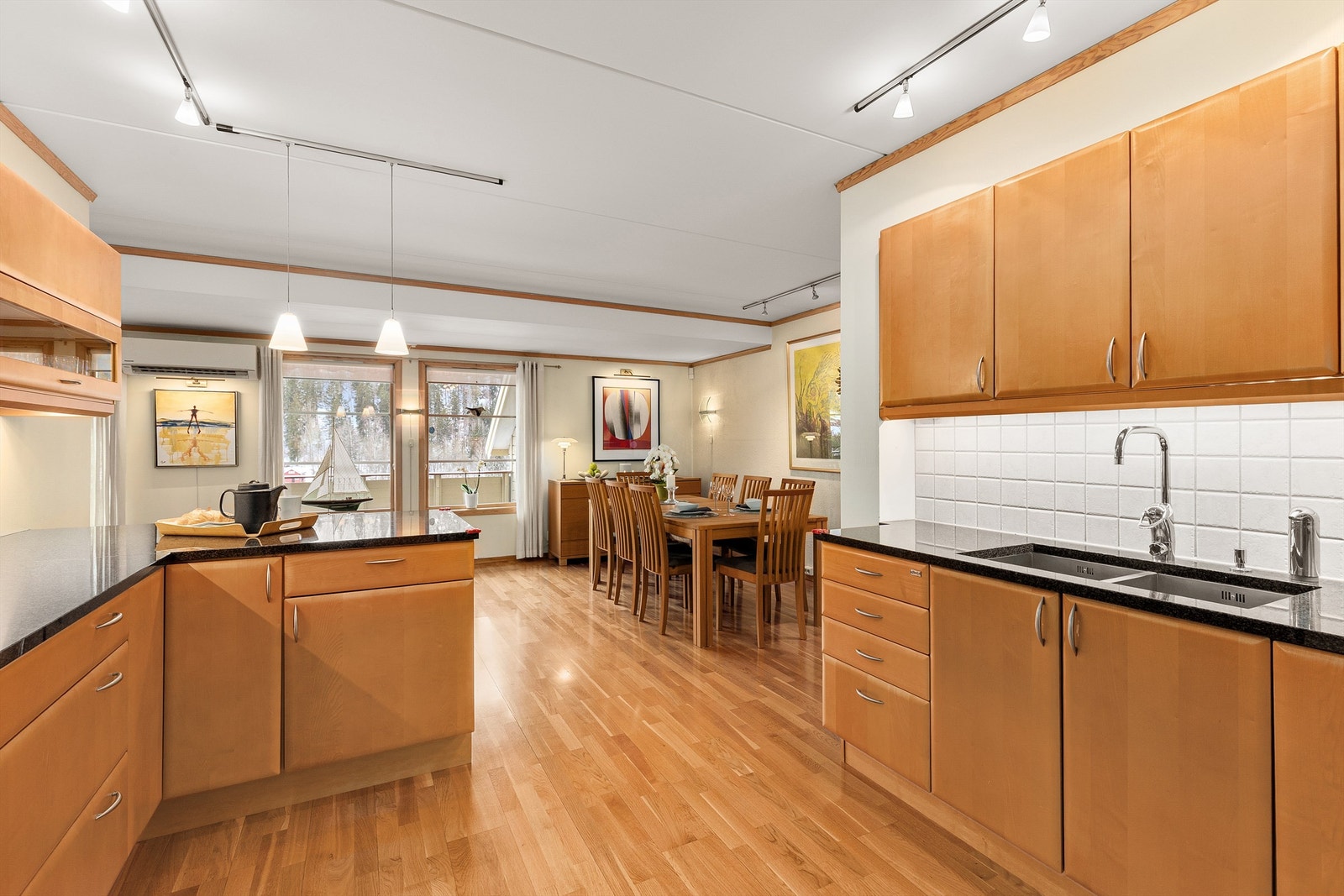 Det er plass til en stor spisestue i tilknytning til kjøkkenet Galleribilde