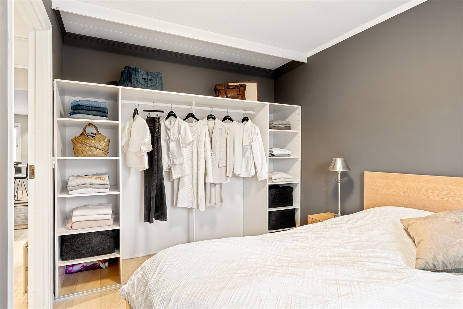 Det er også god plass til garderobeskap. Galleribilde